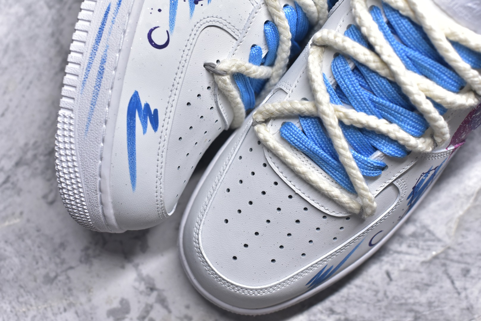 图片[8]-#Nike Air Force 1\’07 Low \”Libra\” 手绘涂鸦十二星座系列 天秤座 空军一号低帮休闲板鞋 星座9231023 #以天秤座为灵感核心。鞋身通过创意手绘，将星空元素与代表天秤的符号、色彩巧妙融合，蓝粉等色调交织，似把天秤座的浪漫与平衡感，在鞋面上精心晕染。简约的版型，适配潮流时尚与学院风等多种风格，无论是日常出街，还是校园穿搭，都能轻松成为吸睛焦点，为鞋迷们带来独特的星座潮流体验 尺码：36 36.5 37.5 38 38.5 39 40 40.5 41 42 42.5 43 44 44.5 45 9.D4-选品中心