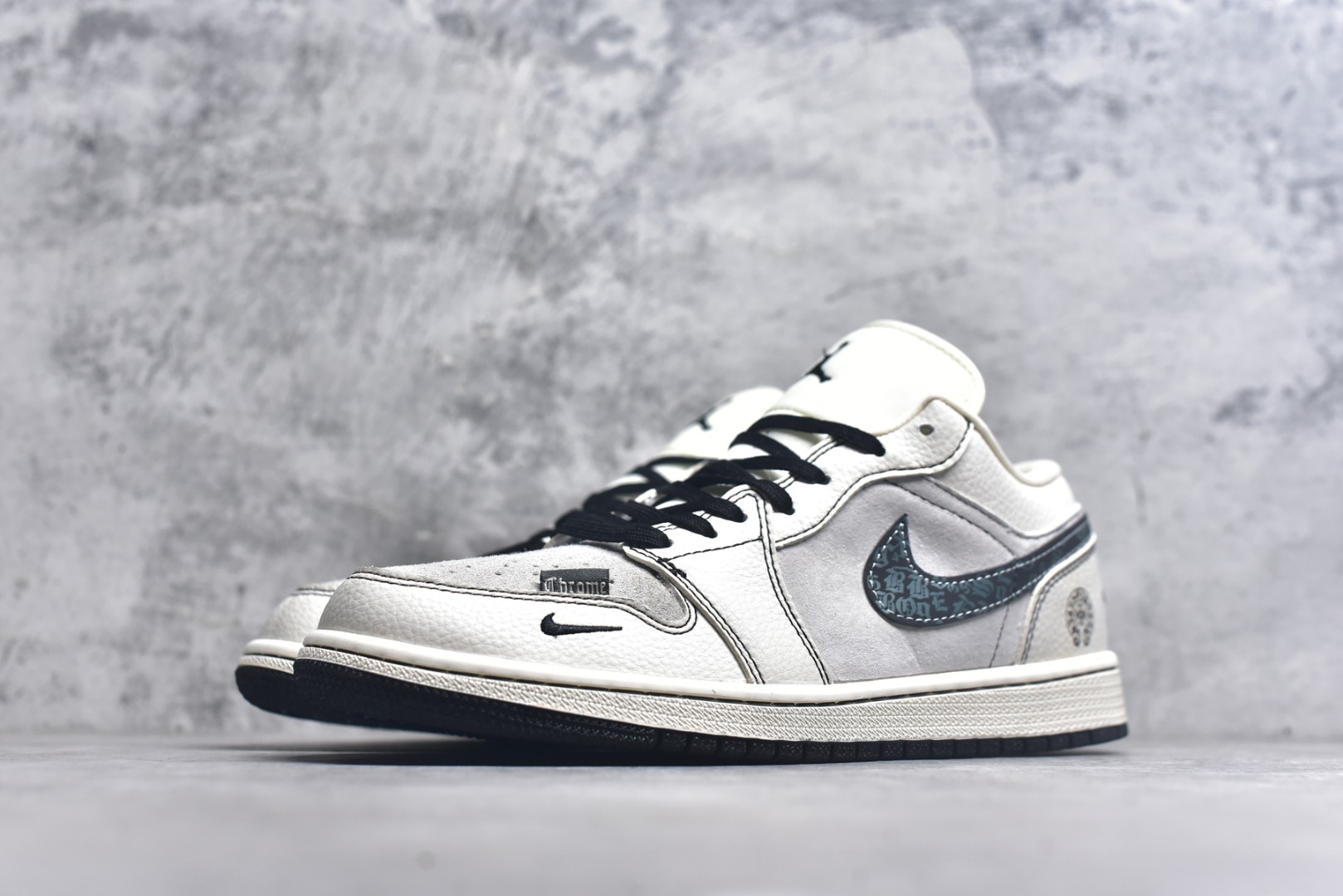 图片[2]-#海外爆款限量发售！Nike Jordan Air Jordan 1“克罗心联名——花勾猪八” 高端定制 低帮 复古 减震 防滑 耐磨 篮球鞋 定制鞋盒 大厂纯原品质出货 超高清洁度 皮料切割干净无任何毛边 细节完美 货号：QR2025-004 尺码：36 36.5 37.5 38 38.5 39 40 40.5 41 42 42.5 43 44 44.5 45-选品中心