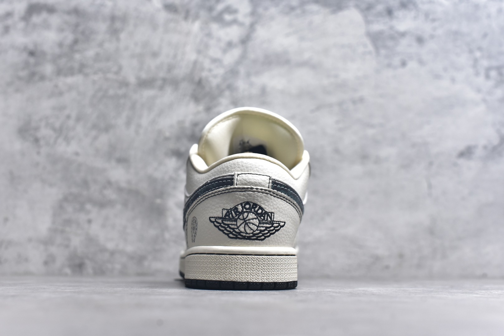 图片[5]-#海外爆款限量发售！Nike Jordan Air Jordan 1“克罗心联名——花勾猪八” 高端定制 低帮 复古 减震 防滑 耐磨 篮球鞋 定制鞋盒 大厂纯原品质出货 超高清洁度 皮料切割干净无任何毛边 细节完美 货号：QR2025-004 尺码：36 36.5 37.5 38 38.5 39 40 40.5 41 42 42.5 43 44 44.5 45-选品中心