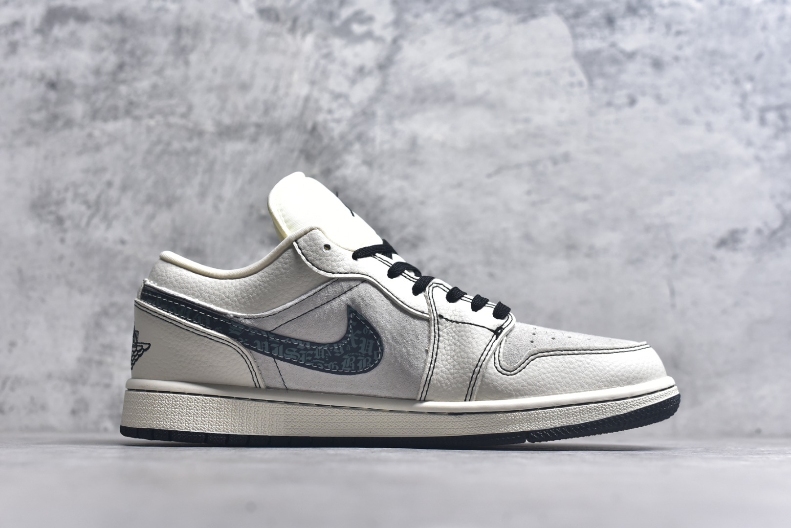 图片[3]-#海外爆款限量发售！Nike Jordan Air Jordan 1“克罗心联名——花勾猪八” 高端定制 低帮 复古 减震 防滑 耐磨 篮球鞋 定制鞋盒 大厂纯原品质出货 超高清洁度 皮料切割干净无任何毛边 细节完美 货号：QR2025-004 尺码：36 36.5 37.5 38 38.5 39 40 40.5 41 42 42.5 43 44 44.5 45-选品中心