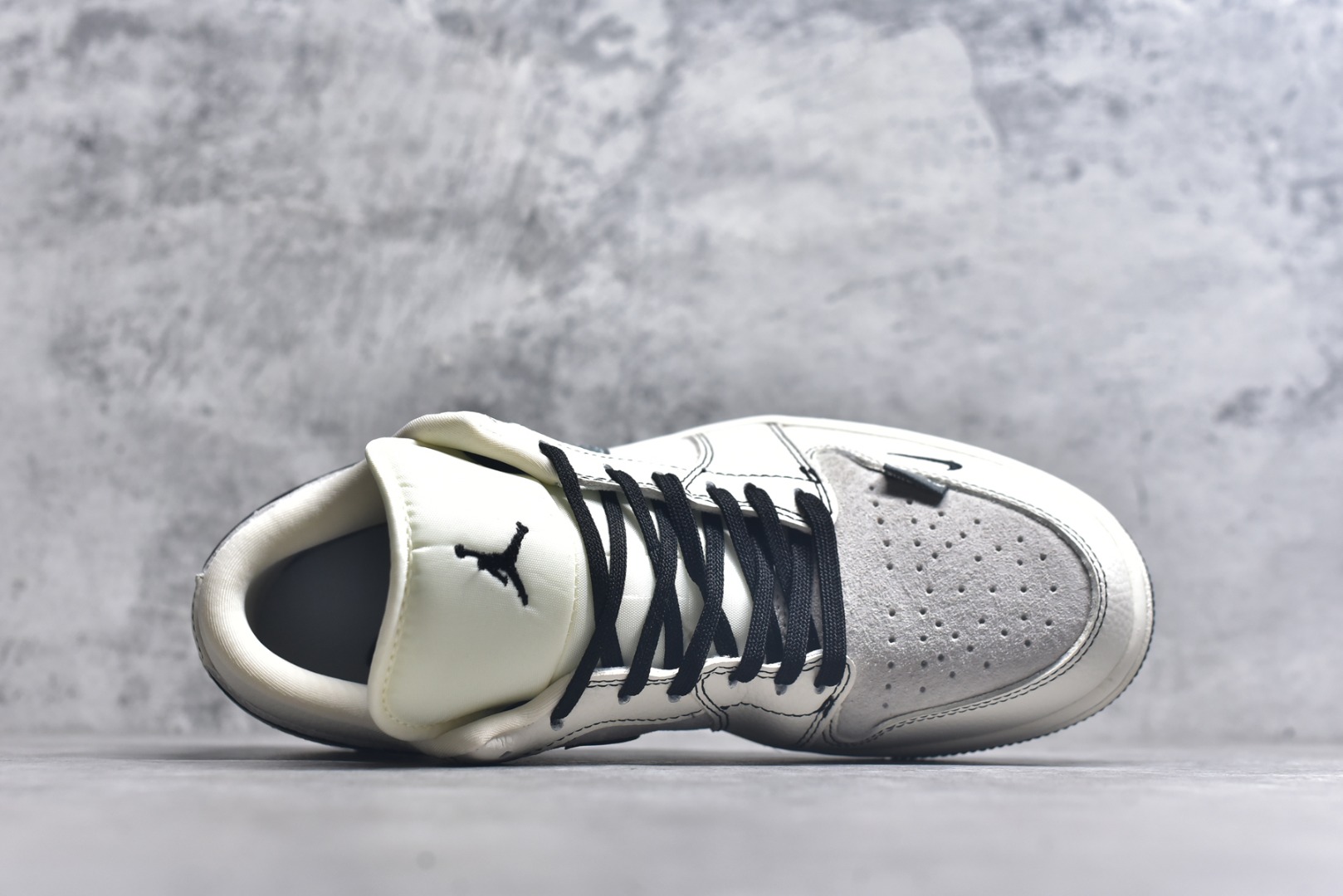 图片[4]-#海外爆款限量发售！Nike Jordan Air Jordan 1“克罗心联名——花勾猪八” 高端定制 低帮 复古 减震 防滑 耐磨 篮球鞋 定制鞋盒 大厂纯原品质出货 超高清洁度 皮料切割干净无任何毛边 细节完美 货号：QR2025-004 尺码：36 36.5 37.5 38 38.5 39 40 40.5 41 42 42.5 43 44 44.5 45-选品中心