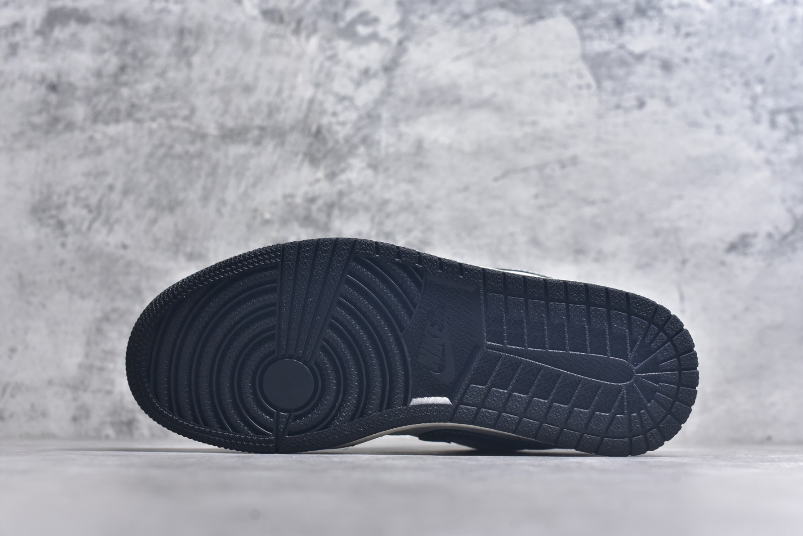 图片[6]-#海外爆款限量发售！Nike Jordan Air Jordan 1“克罗心联名——花勾猪八” 高端定制 低帮 复古 减震 防滑 耐磨 篮球鞋 定制鞋盒 大厂纯原品质出货 超高清洁度 皮料切割干净无任何毛边 细节完美 货号：QR2025-004 尺码：36 36.5 37.5 38 38.5 39 40 40.5 41 42 42.5 43 44 44.5 45-选品中心