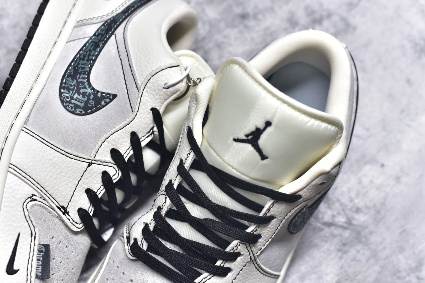 图片[9]-#海外爆款限量发售！Nike Jordan Air Jordan 1“克罗心联名——花勾猪八” 高端定制 低帮 复古 减震 防滑 耐磨 篮球鞋 定制鞋盒 大厂纯原品质出货 超高清洁度 皮料切割干净无任何毛边 细节完美 货号：QR2025-004 尺码：36 36.5 37.5 38 38.5 39 40 40.5 41 42 42.5 43 44 44.5 45-选品中心