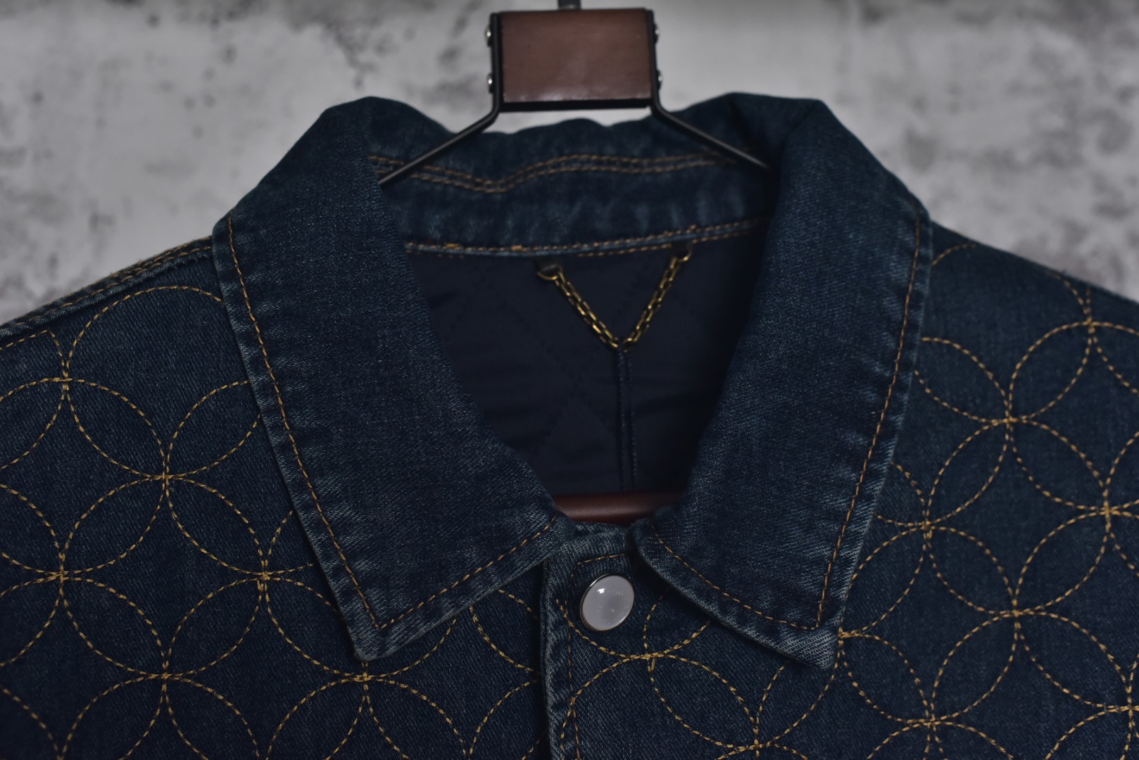 图片[5]-#1v 25Fw 圆环绗线夹棉外套 定制原版斜纹全棉牛仔面料，采用了刺绣花纹缝线，米粒满幅刺绣工艺其特点在于通过精细的绣制手法，在整幅绣品上均匀而密集地绣制出类似米粒大小的图案或纹样，以达到满幅覆盖、精致细腻的视觉效果。刺绣时针脚和绣线的运用形成类似米粒的细小单元，这些单元紧密排列，构成整体的纹样，工艺相当的复杂，给人一种艺术感十足的视觉享受。内部套布拼合，让皮肤接触的为棉布，工艺繁琐同步原版。平面钉、袖口纽扣刻字清晰细腻，环保电镀采古铜色拉链开合设计，全套新款辅料同步定制，细节处理完美。开模五金平面钉、门槛纽扣刻字清晰细腻，整体肌理质感高级时髦 尺码：46 48 50 52-选品中心