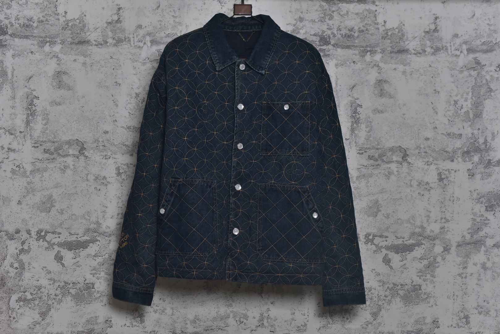 #1v 25Fw 圆环绗线夹棉外套 定制原版斜纹全棉牛仔面料，采用了刺绣花纹缝线，米粒满幅刺绣工艺其特点在于通过精细的绣制手法，在整幅绣品上均匀而密集地绣制出类似米粒大小的图案或纹样，以达到满幅覆盖、精致细腻的视觉效果。刺绣时针脚和绣线的运用形成类似米粒的细小单元，这些单元紧密排列，构成整体的纹样，工艺相当的复杂，给人一种艺术感十足的视觉享受。内部套布拼合，让皮肤接触的为棉布，工艺繁琐同步原版。平面钉、袖口纽扣刻字清晰细腻，环保电镀采古铜色拉链开合设计，全套新款辅料同步定制，细节处理完美。开模五金平面钉、门槛纽扣刻字清晰细腻，整体肌理质感高级时髦 尺码：46 48 50 52-选品中心