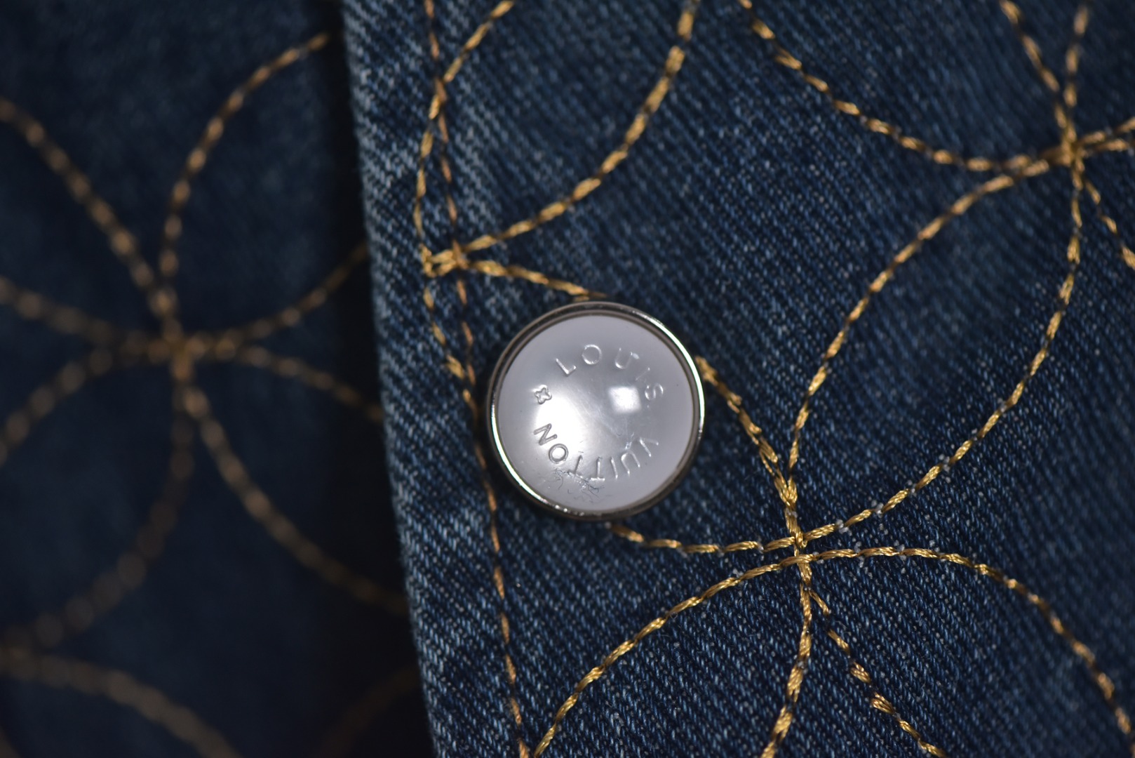 图片[4]-#1v 25Fw 圆环绗线夹棉外套 定制原版斜纹全棉牛仔面料，采用了刺绣花纹缝线，米粒满幅刺绣工艺其特点在于通过精细的绣制手法，在整幅绣品上均匀而密集地绣制出类似米粒大小的图案或纹样，以达到满幅覆盖、精致细腻的视觉效果。刺绣时针脚和绣线的运用形成类似米粒的细小单元，这些单元紧密排列，构成整体的纹样，工艺相当的复杂，给人一种艺术感十足的视觉享受。内部套布拼合，让皮肤接触的为棉布，工艺繁琐同步原版。平面钉、袖口纽扣刻字清晰细腻，环保电镀采古铜色拉链开合设计，全套新款辅料同步定制，细节处理完美。开模五金平面钉、门槛纽扣刻字清晰细腻，整体肌理质感高级时髦 尺码：46 48 50 52-选品中心