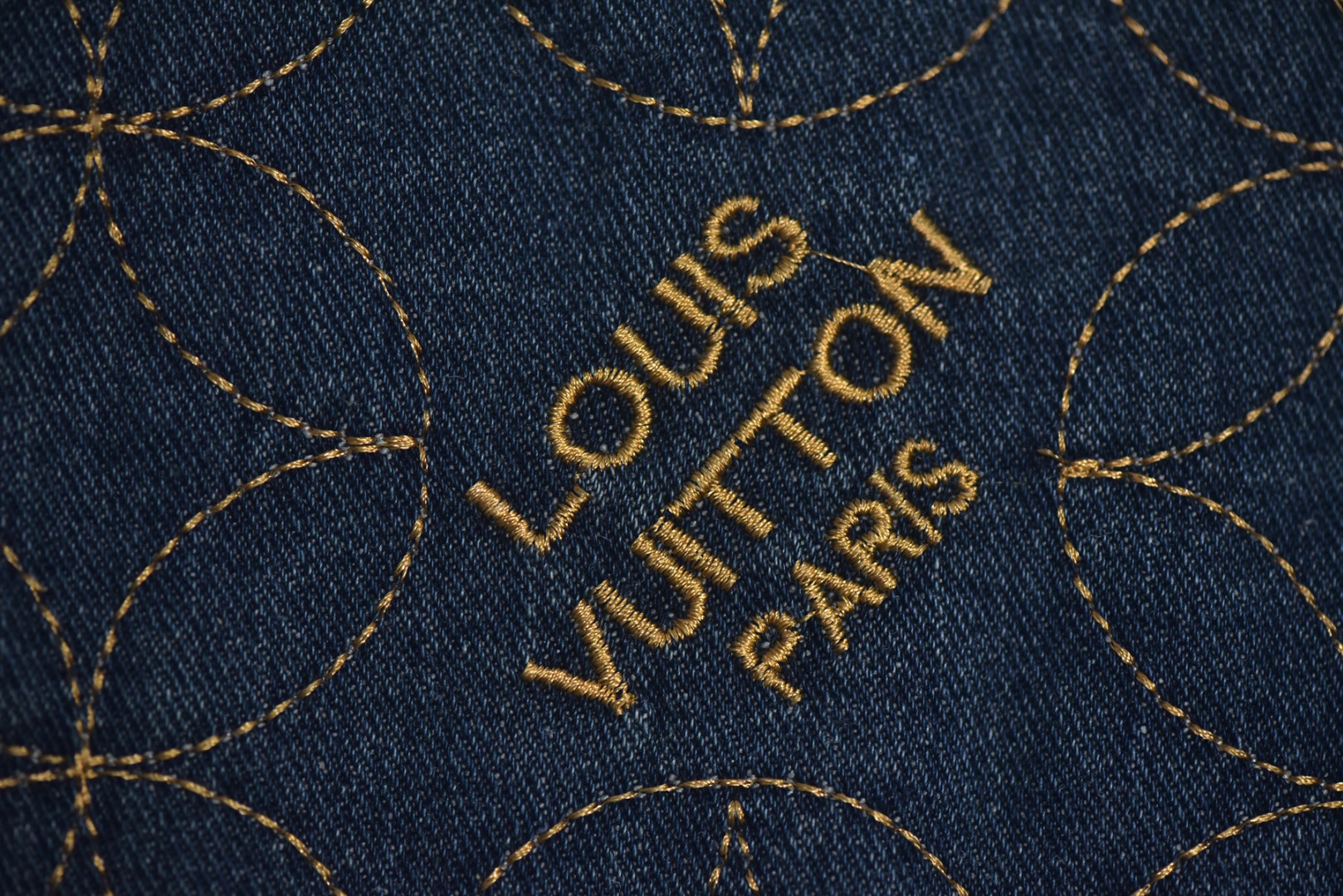 图片[3]-#1v 25Fw 圆环绗线夹棉外套 定制原版斜纹全棉牛仔面料，采用了刺绣花纹缝线，米粒满幅刺绣工艺其特点在于通过精细的绣制手法，在整幅绣品上均匀而密集地绣制出类似米粒大小的图案或纹样，以达到满幅覆盖、精致细腻的视觉效果。刺绣时针脚和绣线的运用形成类似米粒的细小单元，这些单元紧密排列，构成整体的纹样，工艺相当的复杂，给人一种艺术感十足的视觉享受。内部套布拼合，让皮肤接触的为棉布，工艺繁琐同步原版。平面钉、袖口纽扣刻字清晰细腻，环保电镀采古铜色拉链开合设计，全套新款辅料同步定制，细节处理完美。开模五金平面钉、门槛纽扣刻字清晰细腻，整体肌理质感高级时髦 尺码：46 48 50 52-选品中心