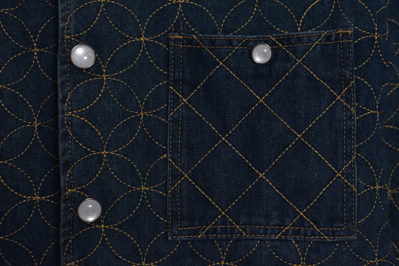 图片[6]-#1v 25Fw 圆环绗线夹棉外套 定制原版斜纹全棉牛仔面料，采用了刺绣花纹缝线，米粒满幅刺绣工艺其特点在于通过精细的绣制手法，在整幅绣品上均匀而密集地绣制出类似米粒大小的图案或纹样，以达到满幅覆盖、精致细腻的视觉效果。刺绣时针脚和绣线的运用形成类似米粒的细小单元，这些单元紧密排列，构成整体的纹样，工艺相当的复杂，给人一种艺术感十足的视觉享受。内部套布拼合，让皮肤接触的为棉布，工艺繁琐同步原版。平面钉、袖口纽扣刻字清晰细腻，环保电镀采古铜色拉链开合设计，全套新款辅料同步定制，细节处理完美。开模五金平面钉、门槛纽扣刻字清晰细腻，整体肌理质感高级时髦 尺码：46 48 50 52-选品中心