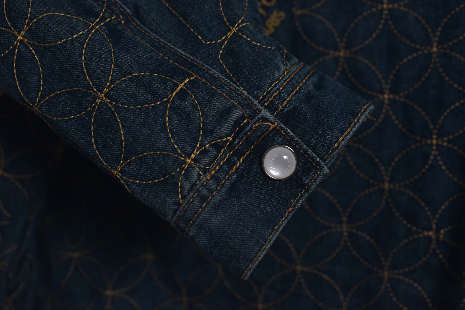 图片[7]-#1v 25Fw 圆环绗线夹棉外套 定制原版斜纹全棉牛仔面料，采用了刺绣花纹缝线，米粒满幅刺绣工艺其特点在于通过精细的绣制手法，在整幅绣品上均匀而密集地绣制出类似米粒大小的图案或纹样，以达到满幅覆盖、精致细腻的视觉效果。刺绣时针脚和绣线的运用形成类似米粒的细小单元，这些单元紧密排列，构成整体的纹样，工艺相当的复杂，给人一种艺术感十足的视觉享受。内部套布拼合，让皮肤接触的为棉布，工艺繁琐同步原版。平面钉、袖口纽扣刻字清晰细腻，环保电镀采古铜色拉链开合设计，全套新款辅料同步定制，细节处理完美。开模五金平面钉、门槛纽扣刻字清晰细腻，整体肌理质感高级时髦 尺码：46 48 50 52-选品中心