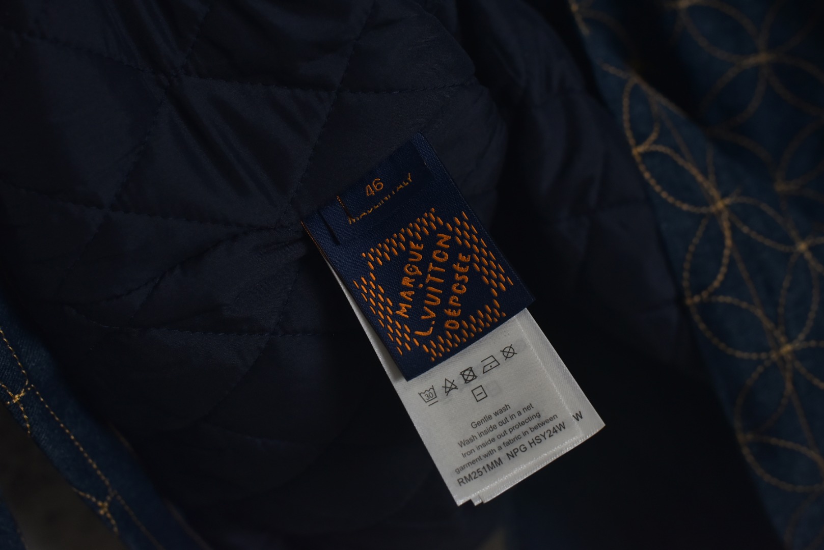 图片[8]-#1v 25Fw 圆环绗线夹棉外套 定制原版斜纹全棉牛仔面料，采用了刺绣花纹缝线，米粒满幅刺绣工艺其特点在于通过精细的绣制手法，在整幅绣品上均匀而密集地绣制出类似米粒大小的图案或纹样，以达到满幅覆盖、精致细腻的视觉效果。刺绣时针脚和绣线的运用形成类似米粒的细小单元，这些单元紧密排列，构成整体的纹样，工艺相当的复杂，给人一种艺术感十足的视觉享受。内部套布拼合，让皮肤接触的为棉布，工艺繁琐同步原版。平面钉、袖口纽扣刻字清晰细腻，环保电镀采古铜色拉链开合设计，全套新款辅料同步定制，细节处理完美。开模五金平面钉、门槛纽扣刻字清晰细腻，整体肌理质感高级时髦 尺码：46 48 50 52-选品中心