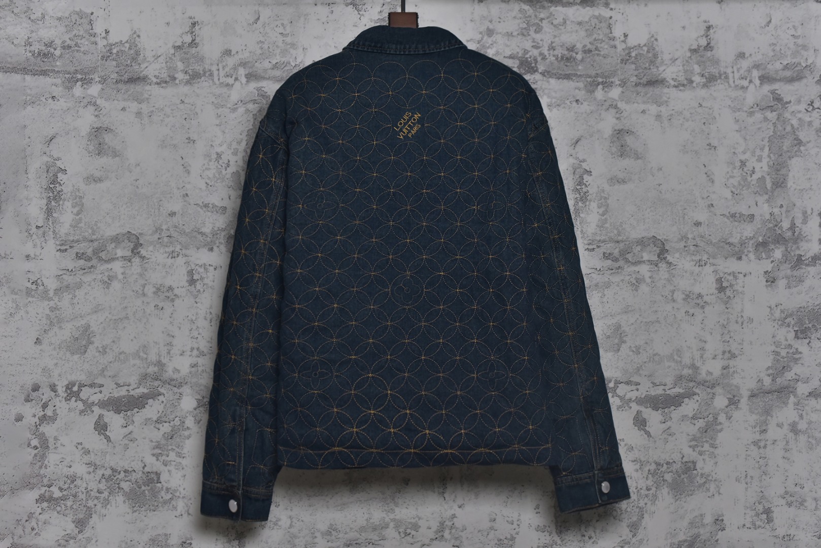 图片[2]-#1v 25Fw 圆环绗线夹棉外套 定制原版斜纹全棉牛仔面料，采用了刺绣花纹缝线，米粒满幅刺绣工艺其特点在于通过精细的绣制手法，在整幅绣品上均匀而密集地绣制出类似米粒大小的图案或纹样，以达到满幅覆盖、精致细腻的视觉效果。刺绣时针脚和绣线的运用形成类似米粒的细小单元，这些单元紧密排列，构成整体的纹样，工艺相当的复杂，给人一种艺术感十足的视觉享受。内部套布拼合，让皮肤接触的为棉布，工艺繁琐同步原版。平面钉、袖口纽扣刻字清晰细腻，环保电镀采古铜色拉链开合设计，全套新款辅料同步定制，细节处理完美。开模五金平面钉、门槛纽扣刻字清晰细腻，整体肌理质感高级时髦 尺码：46 48 50 52-选品中心