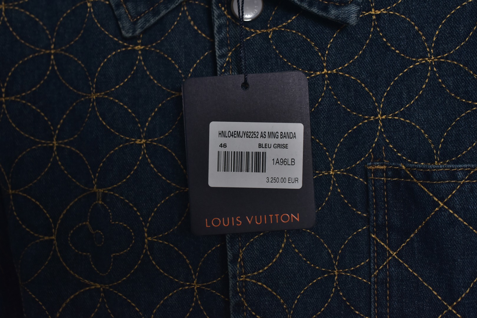 图片[9]-#1v 25Fw 圆环绗线夹棉外套 定制原版斜纹全棉牛仔面料，采用了刺绣花纹缝线，米粒满幅刺绣工艺其特点在于通过精细的绣制手法，在整幅绣品上均匀而密集地绣制出类似米粒大小的图案或纹样，以达到满幅覆盖、精致细腻的视觉效果。刺绣时针脚和绣线的运用形成类似米粒的细小单元，这些单元紧密排列，构成整体的纹样，工艺相当的复杂，给人一种艺术感十足的视觉享受。内部套布拼合，让皮肤接触的为棉布，工艺繁琐同步原版。平面钉、袖口纽扣刻字清晰细腻，环保电镀采古铜色拉链开合设计，全套新款辅料同步定制，细节处理完美。开模五金平面钉、门槛纽扣刻字清晰细腻，整体肌理质感高级时髦 尺码：46 48 50 52-选品中心