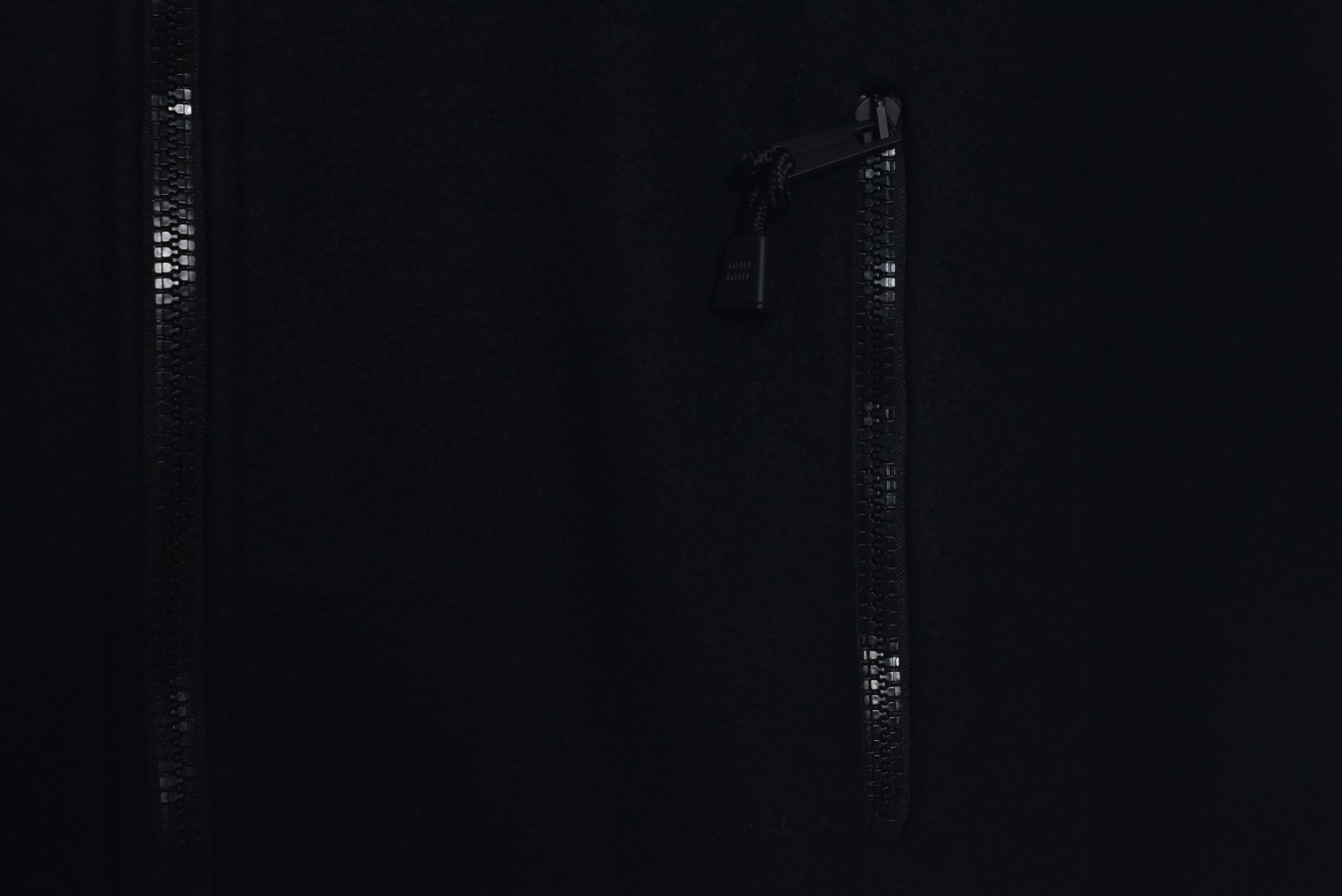 图片[5]-#Miu Miu 25Fw Miu小标摇粒绒连帽外套 面料采用定制织造染整一体工艺，从纱线选配到染色均按品牌标准定制。400克重摇粒绒需平衡蓬松度与垂感，通过经纬密优化确保厚度一致且抗风保暖。色牢度控制：定染环节采用环保活性染料，经5次水洗测试确保色彩零偏差，实现桃粉、薄荷绿等高饱和度色调的纯净度。肌理处理：双刷双摇工艺打造绒毛丰盈且定向倒伏的立体质感，避免传统摇粒绒的臃肿感。全件拉链及配件均为开模定制，非市场公版零件。拉链齿工艺：采用哑光涂层YKK EXCELLA系列，顺滑度与耐久度超越工业标准，拉头内部结构加入消音硅脂。挂绳挂件设计：拉链片与挂绳采用超声波切割无缝拼接，尾端缀以激光雕刻Miu Logo的锌合金吊坠，单挂件经历12道冲压打磨工序。装饰刺绣均采用进口田岛多针头绣花机完成。3D立体绣法：先以平绣打底，再叠加链目绣与毛巾绣混合工艺，使图案凸起高度达1.2mm，触感柔软不硌肤。本品以工艺冗余度换取极致体验，从纱线定制到终端装配均执行高精度标准，将功能性细节转化为隐性奢华，重构时尚单品的价值维度 尺码：S-L-选品中心