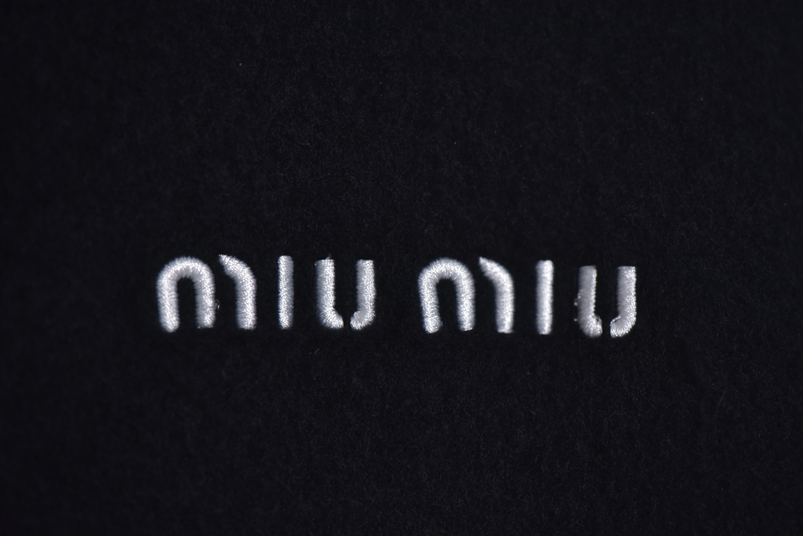 图片[3]-#Miu Miu 25Fw Miu小标摇粒绒连帽外套 面料采用定制织造染整一体工艺，从纱线选配到染色均按品牌标准定制。400克重摇粒绒需平衡蓬松度与垂感，通过经纬密优化确保厚度一致且抗风保暖。色牢度控制：定染环节采用环保活性染料，经5次水洗测试确保色彩零偏差，实现桃粉、薄荷绿等高饱和度色调的纯净度。肌理处理：双刷双摇工艺打造绒毛丰盈且定向倒伏的立体质感，避免传统摇粒绒的臃肿感。全件拉链及配件均为开模定制，非市场公版零件。拉链齿工艺：采用哑光涂层YKK EXCELLA系列，顺滑度与耐久度超越工业标准，拉头内部结构加入消音硅脂。挂绳挂件设计：拉链片与挂绳采用超声波切割无缝拼接，尾端缀以激光雕刻Miu Logo的锌合金吊坠，单挂件经历12道冲压打磨工序。装饰刺绣均采用进口田岛多针头绣花机完成。3D立体绣法：先以平绣打底，再叠加链目绣与毛巾绣混合工艺，使图案凸起高度达1.2mm，触感柔软不硌肤。本品以工艺冗余度换取极致体验，从纱线定制到终端装配均执行高精度标准，将功能性细节转化为隐性奢华，重构时尚单品的价值维度 尺码：S-L-选品中心