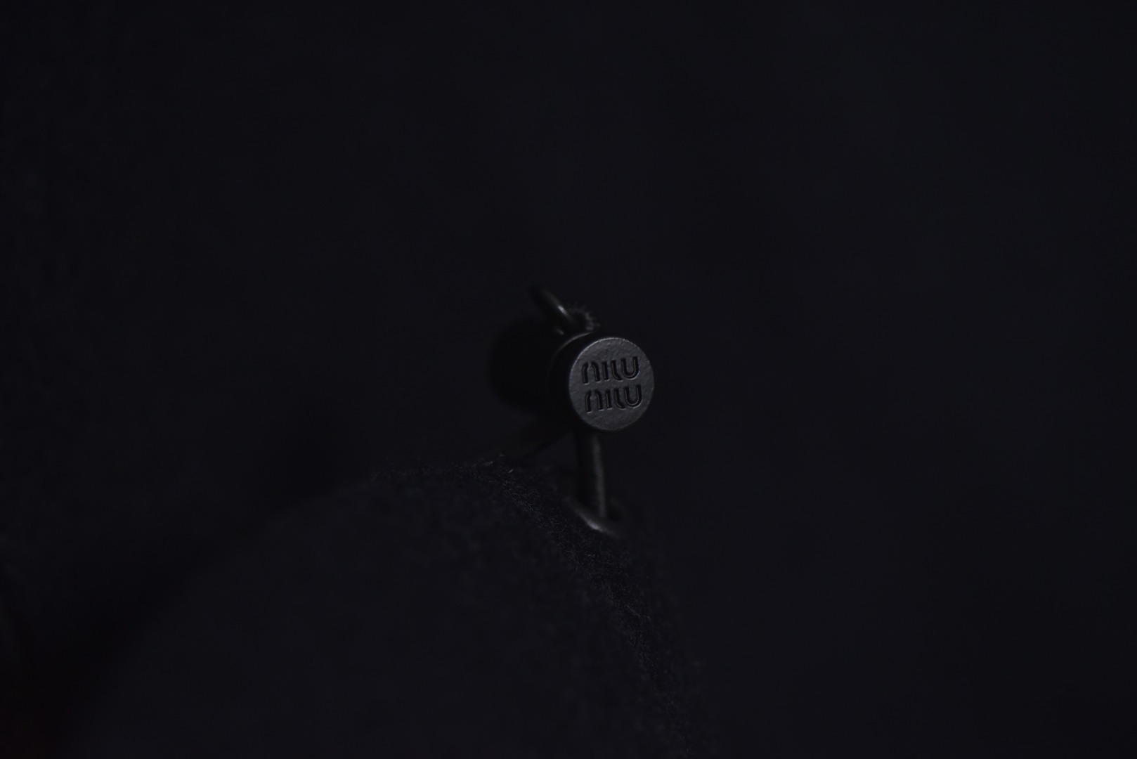 图片[8]-#Miu Miu 25Fw Miu小标摇粒绒连帽外套 面料采用定制织造染整一体工艺，从纱线选配到染色均按品牌标准定制。400克重摇粒绒需平衡蓬松度与垂感，通过经纬密优化确保厚度一致且抗风保暖。色牢度控制：定染环节采用环保活性染料，经5次水洗测试确保色彩零偏差，实现桃粉、薄荷绿等高饱和度色调的纯净度。肌理处理：双刷双摇工艺打造绒毛丰盈且定向倒伏的立体质感，避免传统摇粒绒的臃肿感。全件拉链及配件均为开模定制，非市场公版零件。拉链齿工艺：采用哑光涂层YKK EXCELLA系列，顺滑度与耐久度超越工业标准，拉头内部结构加入消音硅脂。挂绳挂件设计：拉链片与挂绳采用超声波切割无缝拼接，尾端缀以激光雕刻Miu Logo的锌合金吊坠，单挂件经历12道冲压打磨工序。装饰刺绣均采用进口田岛多针头绣花机完成。3D立体绣法：先以平绣打底，再叠加链目绣与毛巾绣混合工艺，使图案凸起高度达1.2mm，触感柔软不硌肤。本品以工艺冗余度换取极致体验，从纱线定制到终端装配均执行高精度标准，将功能性细节转化为隐性奢华，重构时尚单品的价值维度 尺码：S-L-选品中心