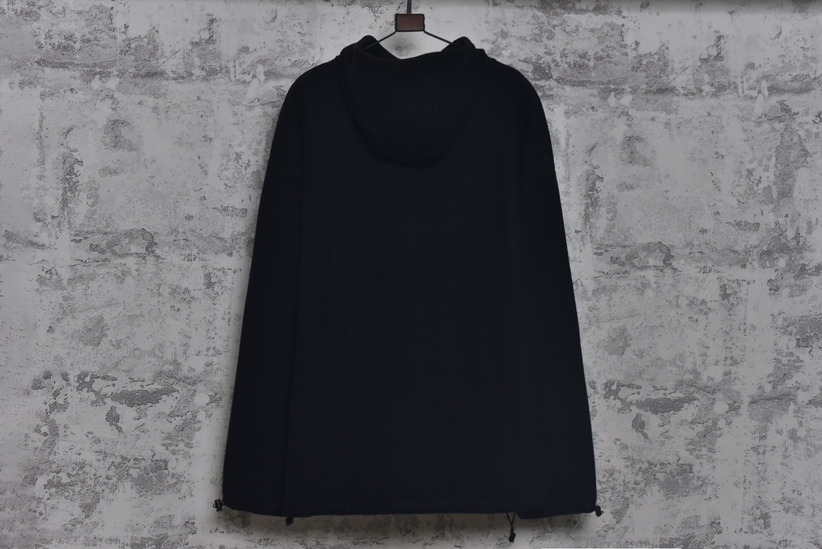 图片[2]-#Miu Miu 25Fw Miu小标摇粒绒连帽外套 面料采用定制织造染整一体工艺，从纱线选配到染色均按品牌标准定制。400克重摇粒绒需平衡蓬松度与垂感，通过经纬密优化确保厚度一致且抗风保暖。色牢度控制：定染环节采用环保活性染料，经5次水洗测试确保色彩零偏差，实现桃粉、薄荷绿等高饱和度色调的纯净度。肌理处理：双刷双摇工艺打造绒毛丰盈且定向倒伏的立体质感，避免传统摇粒绒的臃肿感。全件拉链及配件均为开模定制，非市场公版零件。拉链齿工艺：采用哑光涂层YKK EXCELLA系列，顺滑度与耐久度超越工业标准，拉头内部结构加入消音硅脂。挂绳挂件设计：拉链片与挂绳采用超声波切割无缝拼接，尾端缀以激光雕刻Miu Logo的锌合金吊坠，单挂件经历12道冲压打磨工序。装饰刺绣均采用进口田岛多针头绣花机完成。3D立体绣法：先以平绣打底，再叠加链目绣与毛巾绣混合工艺，使图案凸起高度达1.2mm，触感柔软不硌肤。本品以工艺冗余度换取极致体验，从纱线定制到终端装配均执行高精度标准，将功能性细节转化为隐性奢华，重构时尚单品的价值维度 尺码：S-L-选品中心