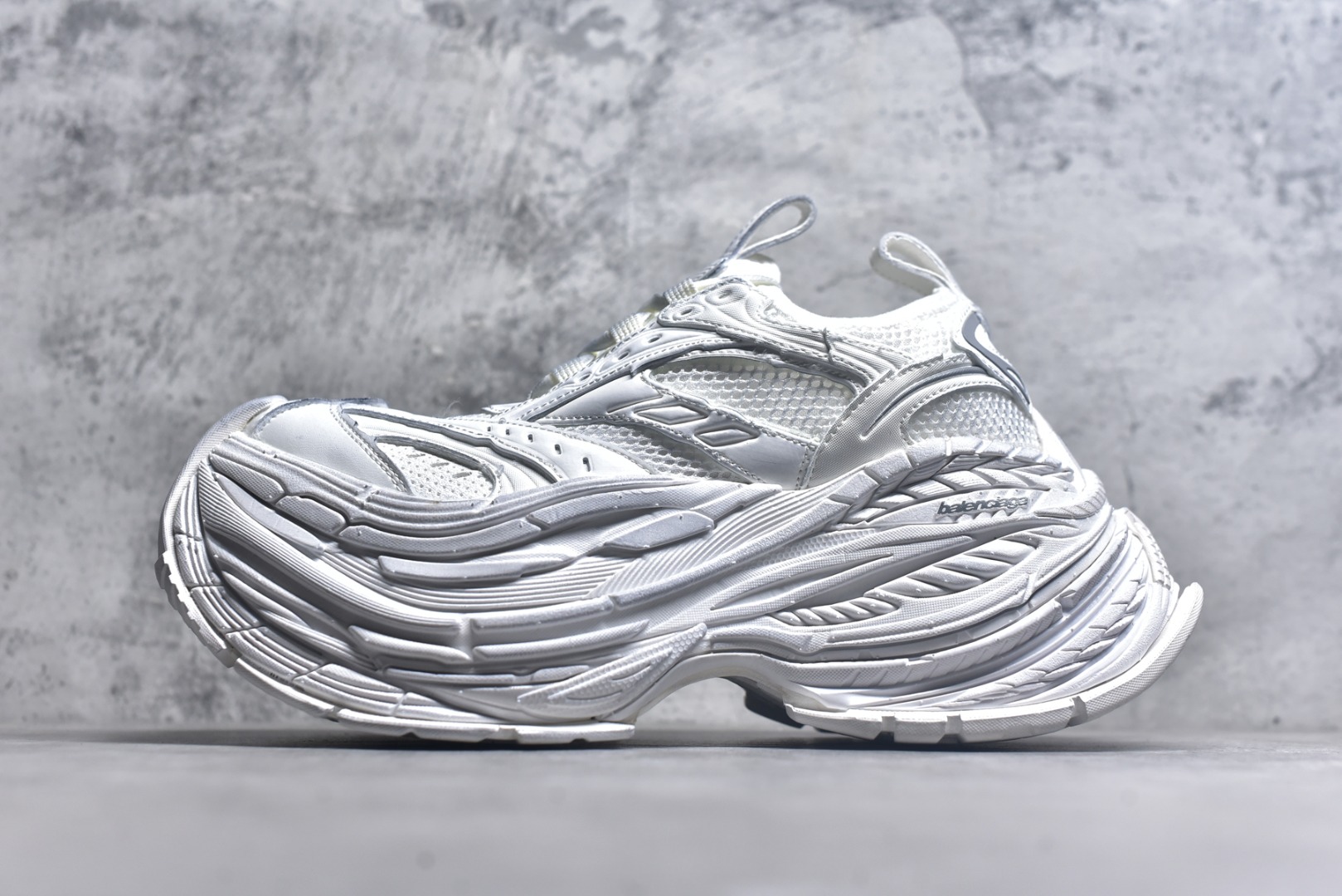 #Balenciaga巴黎世家17代 MONDAY 其前卫的设计、夸张的体积和反光细节赋予其特别的轮廓 采用头层牛皮材质制成，带来良好脚感，外观全新造型，鞋身富有潮流感且易穿搭，正确做旧，多层组合橡胶大底防滑耐磨货号：821135 WPLTF 0101 尺码：35-46-选品中心