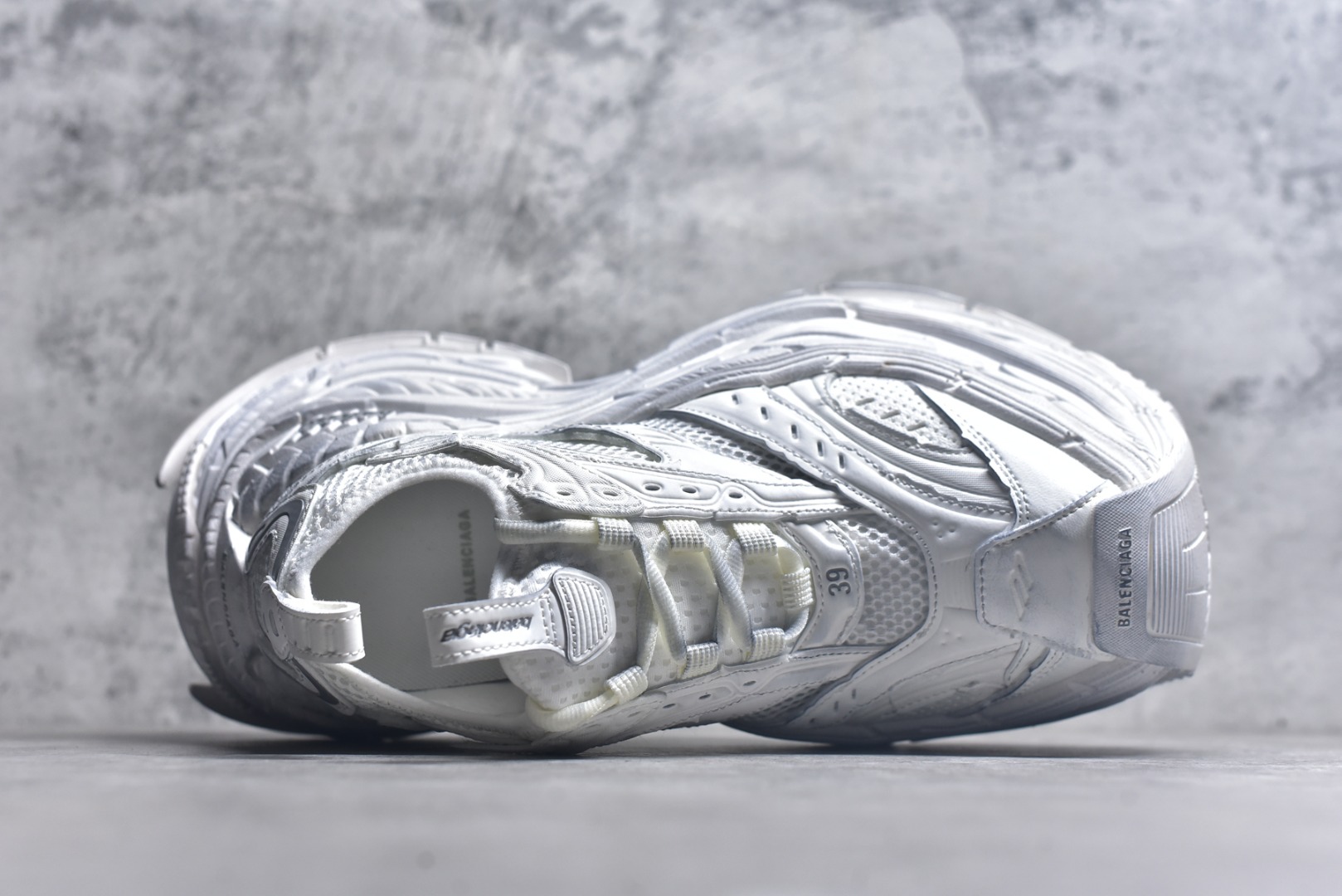 图片[4]-#Balenciaga巴黎世家17代 MONDAY 其前卫的设计、夸张的体积和反光细节赋予其特别的轮廓 采用头层牛皮材质制成，带来良好脚感，外观全新造型，鞋身富有潮流感且易穿搭，正确做旧，多层组合橡胶大底防滑耐磨货号：821135 WPLTF 0101 尺码：35-46-选品中心