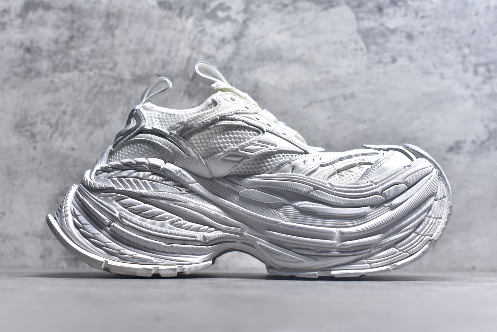 图片[3]-#Balenciaga巴黎世家17代 MONDAY 其前卫的设计、夸张的体积和反光细节赋予其特别的轮廓 采用头层牛皮材质制成，带来良好脚感，外观全新造型，鞋身富有潮流感且易穿搭，正确做旧，多层组合橡胶大底防滑耐磨货号：821135 WPLTF 0101 尺码：35-46-选品中心