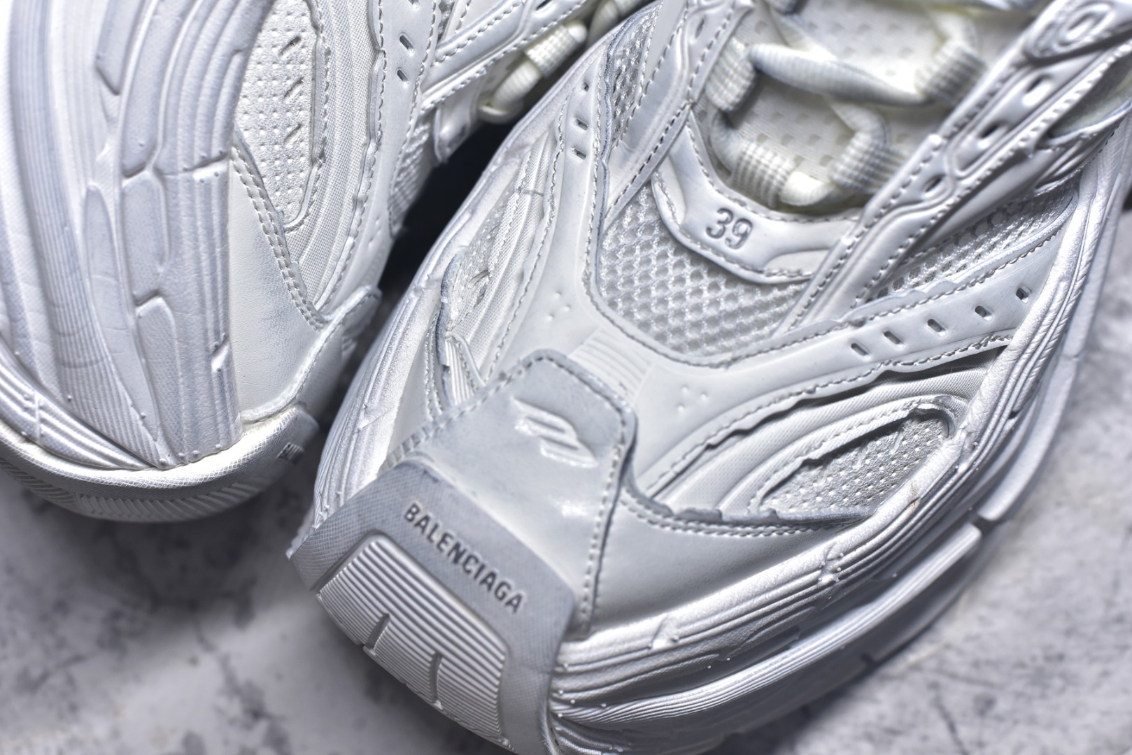 图片[8]-#Balenciaga巴黎世家17代 MONDAY 其前卫的设计、夸张的体积和反光细节赋予其特别的轮廓 采用头层牛皮材质制成，带来良好脚感，外观全新造型，鞋身富有潮流感且易穿搭，正确做旧，多层组合橡胶大底防滑耐磨货号：821135 WPLTF 0101 尺码：35-46-选品中心