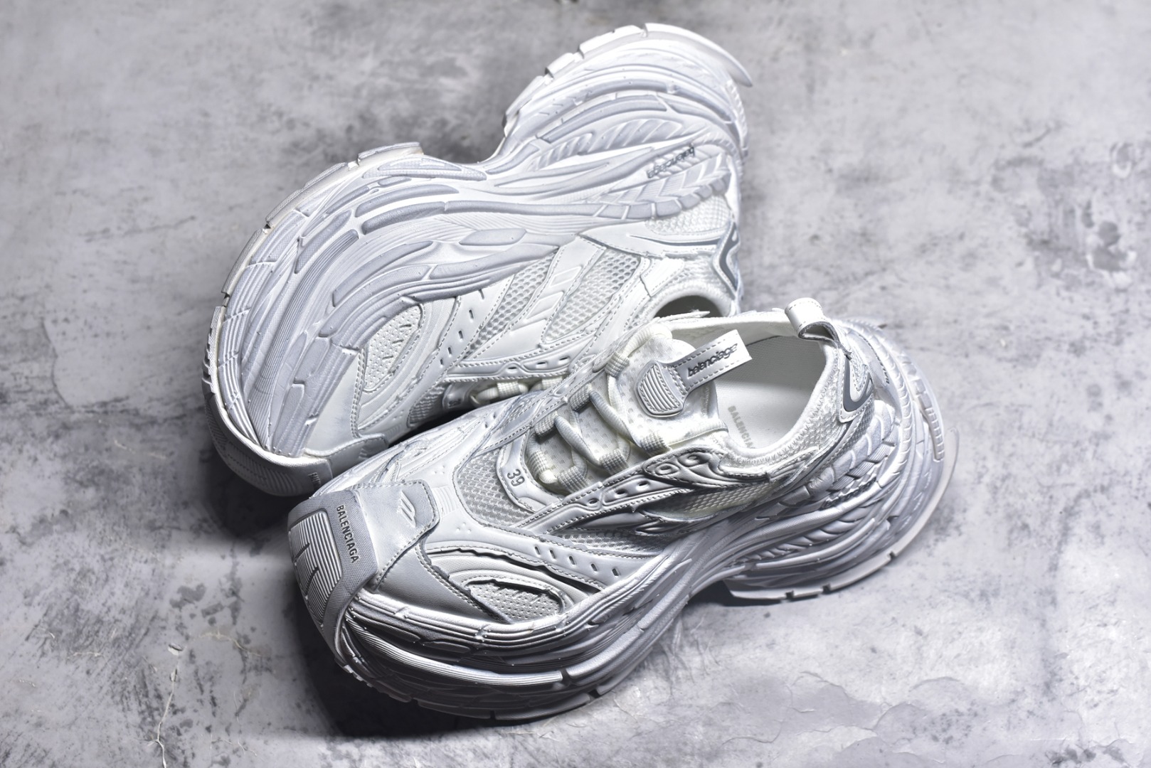 图片[7]-#Balenciaga巴黎世家17代 MONDAY 其前卫的设计、夸张的体积和反光细节赋予其特别的轮廓 采用头层牛皮材质制成，带来良好脚感，外观全新造型，鞋身富有潮流感且易穿搭，正确做旧，多层组合橡胶大底防滑耐磨货号：821135 WPLTF 0101 尺码：35-46-选品中心