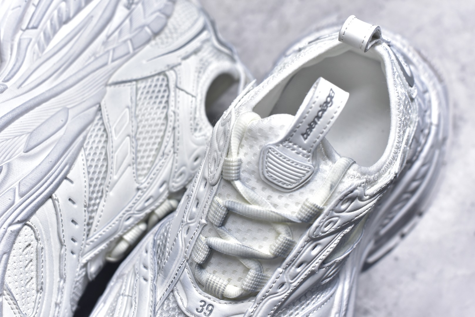 图片[9]-#Balenciaga巴黎世家17代 MONDAY 其前卫的设计、夸张的体积和反光细节赋予其特别的轮廓 采用头层牛皮材质制成，带来良好脚感，外观全新造型，鞋身富有潮流感且易穿搭，正确做旧，多层组合橡胶大底防滑耐磨货号：821135 WPLTF 0101 尺码：35-46-选品中心