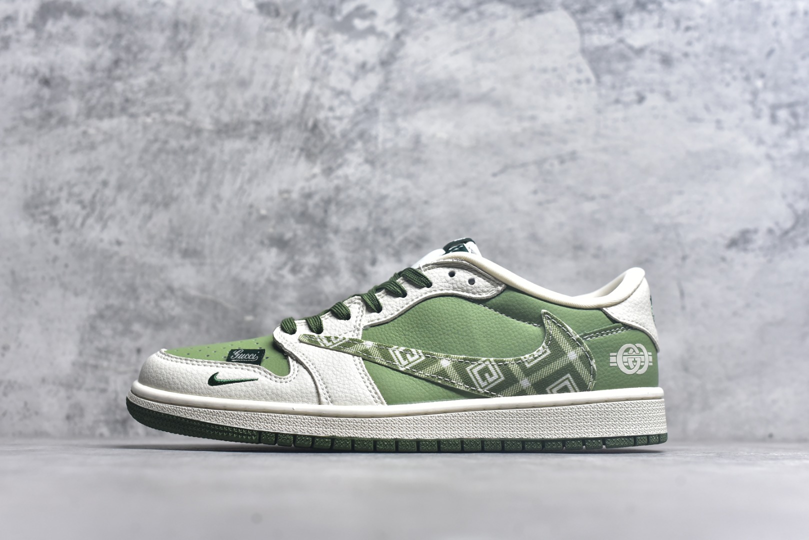 #海外爆款限量发售！Travis Scott x Fragment Design x Jordan Air Jordan 1 Low OG SP “古驰联名——米绿方格” 多方联名合作融合了Travi翻毛蓝勾s Scott 独特的音乐风格，藤原浩个性的设计风格以及Jordan品牌的经典元素 使其成为一双具有独特身份和价值的鞋子 清新而立体的外观加上联名标识更突出了其独特身份 这种配色方案显示出活力和时尚感 在视觉上引人注目 鞋身的质感和细腻的细节处理使其显得高端而格调十足 这款“倒钩”联名是设计与创意完美结合 融合多方的个性风格是一款备受瞩目的潮流鞋款 低帮休闲板鞋 定制鞋盒 大厂纯原品质出货 超高清洁度 皮料切割干净无任何毛边 细节完美 货号：XS2025-028 尺码：36 36.5 37.5 38 38.5 39 40 40.5 41 42 42.5 43 44 44.5 45-选品中心