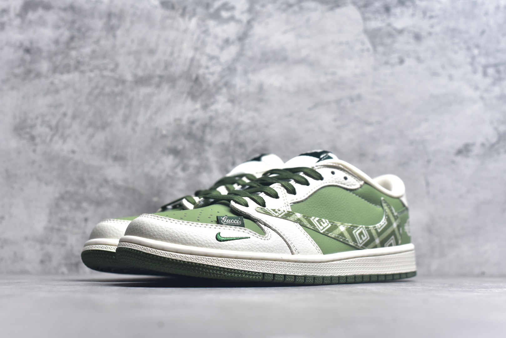 图片[2]-#海外爆款限量发售！Travis Scott x Fragment Design x Jordan Air Jordan 1 Low OG SP “古驰联名——米绿方格” 多方联名合作融合了Travi翻毛蓝勾s Scott 独特的音乐风格，藤原浩个性的设计风格以及Jordan品牌的经典元素 使其成为一双具有独特身份和价值的鞋子 清新而立体的外观加上联名标识更突出了其独特身份 这种配色方案显示出活力和时尚感 在视觉上引人注目 鞋身的质感和细腻的细节处理使其显得高端而格调十足 这款“倒钩”联名是设计与创意完美结合 融合多方的个性风格是一款备受瞩目的潮流鞋款 低帮休闲板鞋 定制鞋盒 大厂纯原品质出货 超高清洁度 皮料切割干净无任何毛边 细节完美 货号：XS2025-028 尺码：36 36.5 37.5 38 38.5 39 40 40.5 41 42 42.5 43 44 44.5 45-选品中心