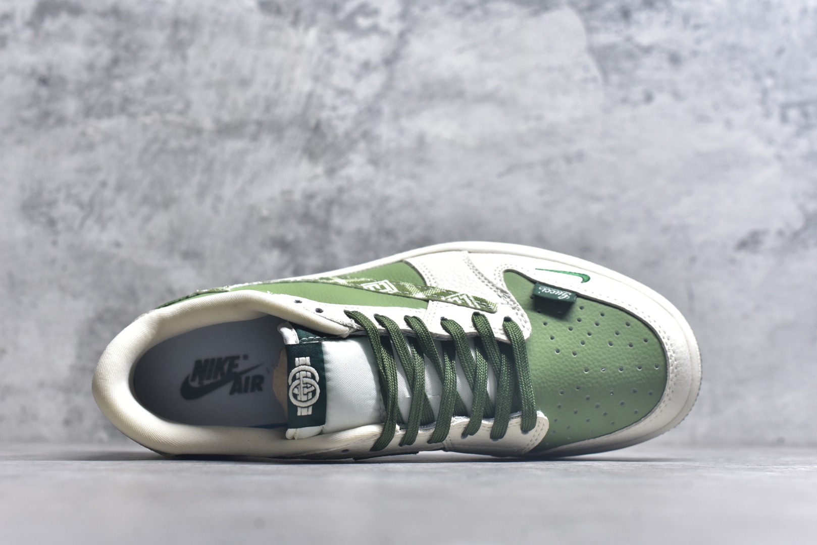 图片[4]-#海外爆款限量发售！Travis Scott x Fragment Design x Jordan Air Jordan 1 Low OG SP “古驰联名——米绿方格” 多方联名合作融合了Travi翻毛蓝勾s Scott 独特的音乐风格，藤原浩个性的设计风格以及Jordan品牌的经典元素 使其成为一双具有独特身份和价值的鞋子 清新而立体的外观加上联名标识更突出了其独特身份 这种配色方案显示出活力和时尚感 在视觉上引人注目 鞋身的质感和细腻的细节处理使其显得高端而格调十足 这款“倒钩”联名是设计与创意完美结合 融合多方的个性风格是一款备受瞩目的潮流鞋款 低帮休闲板鞋 定制鞋盒 大厂纯原品质出货 超高清洁度 皮料切割干净无任何毛边 细节完美 货号：XS2025-028 尺码：36 36.5 37.5 38 38.5 39 40 40.5 41 42 42.5 43 44 44.5 45-选品中心