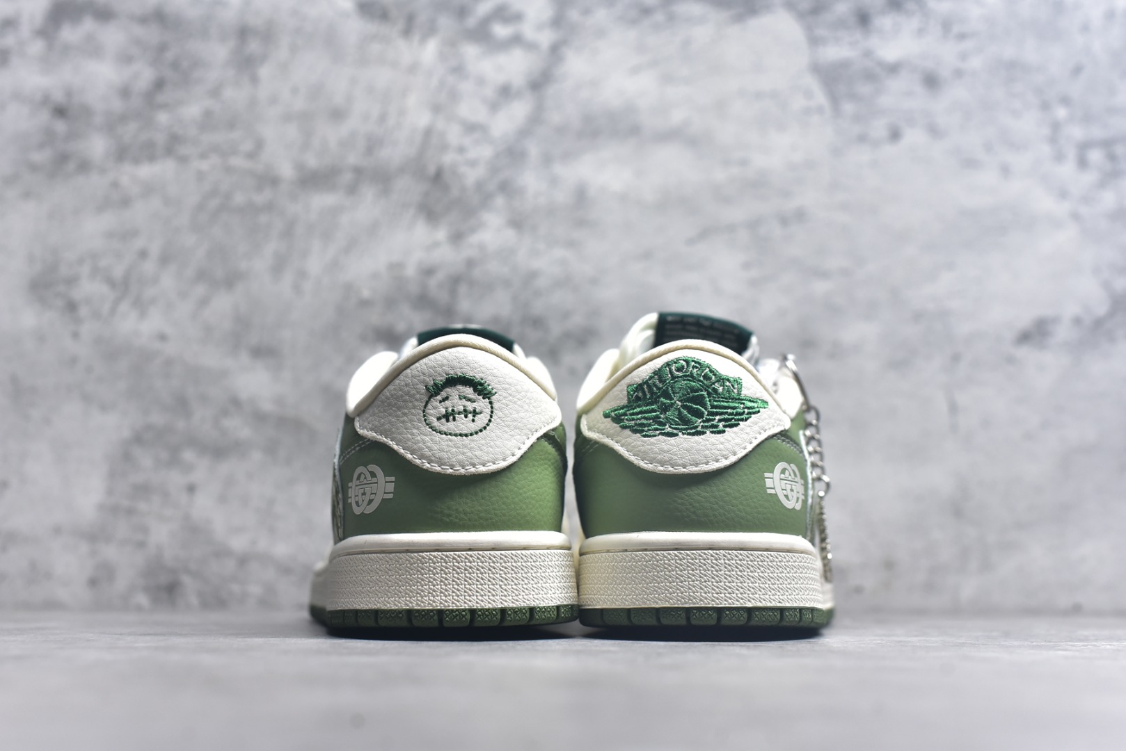图片[5]-#海外爆款限量发售！Travis Scott x Fragment Design x Jordan Air Jordan 1 Low OG SP “古驰联名——米绿方格” 多方联名合作融合了Travi翻毛蓝勾s Scott 独特的音乐风格，藤原浩个性的设计风格以及Jordan品牌的经典元素 使其成为一双具有独特身份和价值的鞋子 清新而立体的外观加上联名标识更突出了其独特身份 这种配色方案显示出活力和时尚感 在视觉上引人注目 鞋身的质感和细腻的细节处理使其显得高端而格调十足 这款“倒钩”联名是设计与创意完美结合 融合多方的个性风格是一款备受瞩目的潮流鞋款 低帮休闲板鞋 定制鞋盒 大厂纯原品质出货 超高清洁度 皮料切割干净无任何毛边 细节完美 货号：XS2025-028 尺码：36 36.5 37.5 38 38.5 39 40 40.5 41 42 42.5 43 44 44.5 45-选品中心