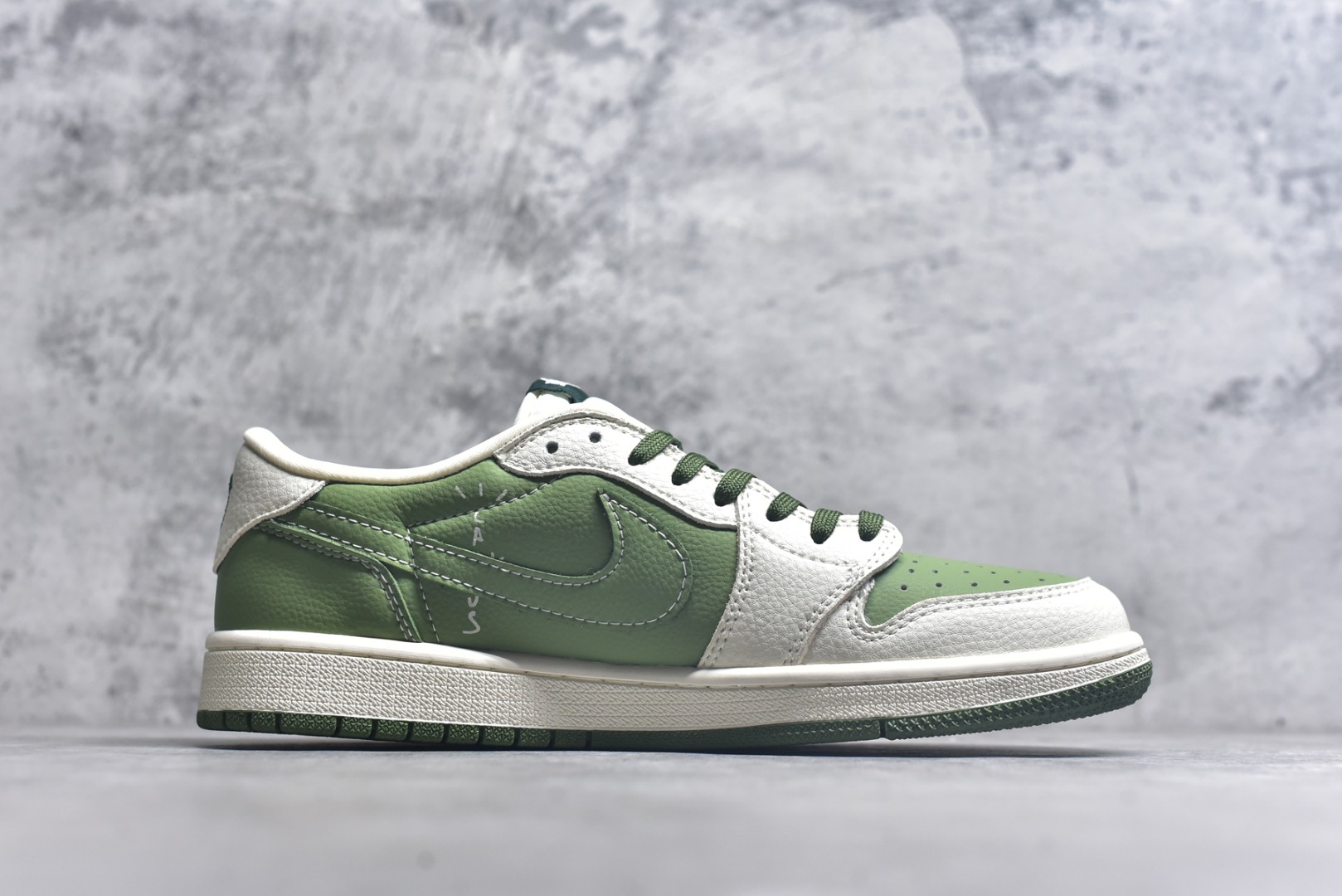 图片[3]-#海外爆款限量发售！Travis Scott x Fragment Design x Jordan Air Jordan 1 Low OG SP “古驰联名——米绿方格” 多方联名合作融合了Travi翻毛蓝勾s Scott 独特的音乐风格，藤原浩个性的设计风格以及Jordan品牌的经典元素 使其成为一双具有独特身份和价值的鞋子 清新而立体的外观加上联名标识更突出了其独特身份 这种配色方案显示出活力和时尚感 在视觉上引人注目 鞋身的质感和细腻的细节处理使其显得高端而格调十足 这款“倒钩”联名是设计与创意完美结合 融合多方的个性风格是一款备受瞩目的潮流鞋款 低帮休闲板鞋 定制鞋盒 大厂纯原品质出货 超高清洁度 皮料切割干净无任何毛边 细节完美 货号：XS2025-028 尺码：36 36.5 37.5 38 38.5 39 40 40.5 41 42 42.5 43 44 44.5 45-选品中心