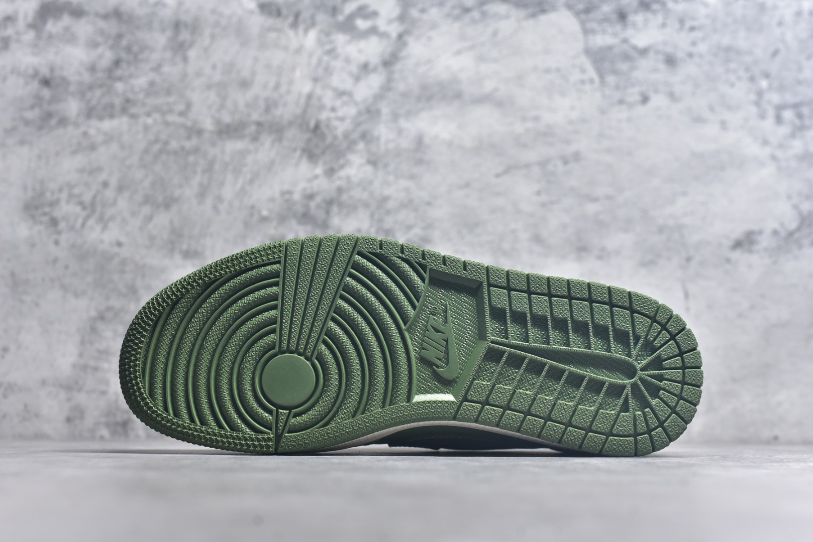 图片[6]-#海外爆款限量发售！Travis Scott x Fragment Design x Jordan Air Jordan 1 Low OG SP “古驰联名——米绿方格” 多方联名合作融合了Travi翻毛蓝勾s Scott 独特的音乐风格，藤原浩个性的设计风格以及Jordan品牌的经典元素 使其成为一双具有独特身份和价值的鞋子 清新而立体的外观加上联名标识更突出了其独特身份 这种配色方案显示出活力和时尚感 在视觉上引人注目 鞋身的质感和细腻的细节处理使其显得高端而格调十足 这款“倒钩”联名是设计与创意完美结合 融合多方的个性风格是一款备受瞩目的潮流鞋款 低帮休闲板鞋 定制鞋盒 大厂纯原品质出货 超高清洁度 皮料切割干净无任何毛边 细节完美 货号：XS2025-028 尺码：36 36.5 37.5 38 38.5 39 40 40.5 41 42 42.5 43 44 44.5 45-选品中心