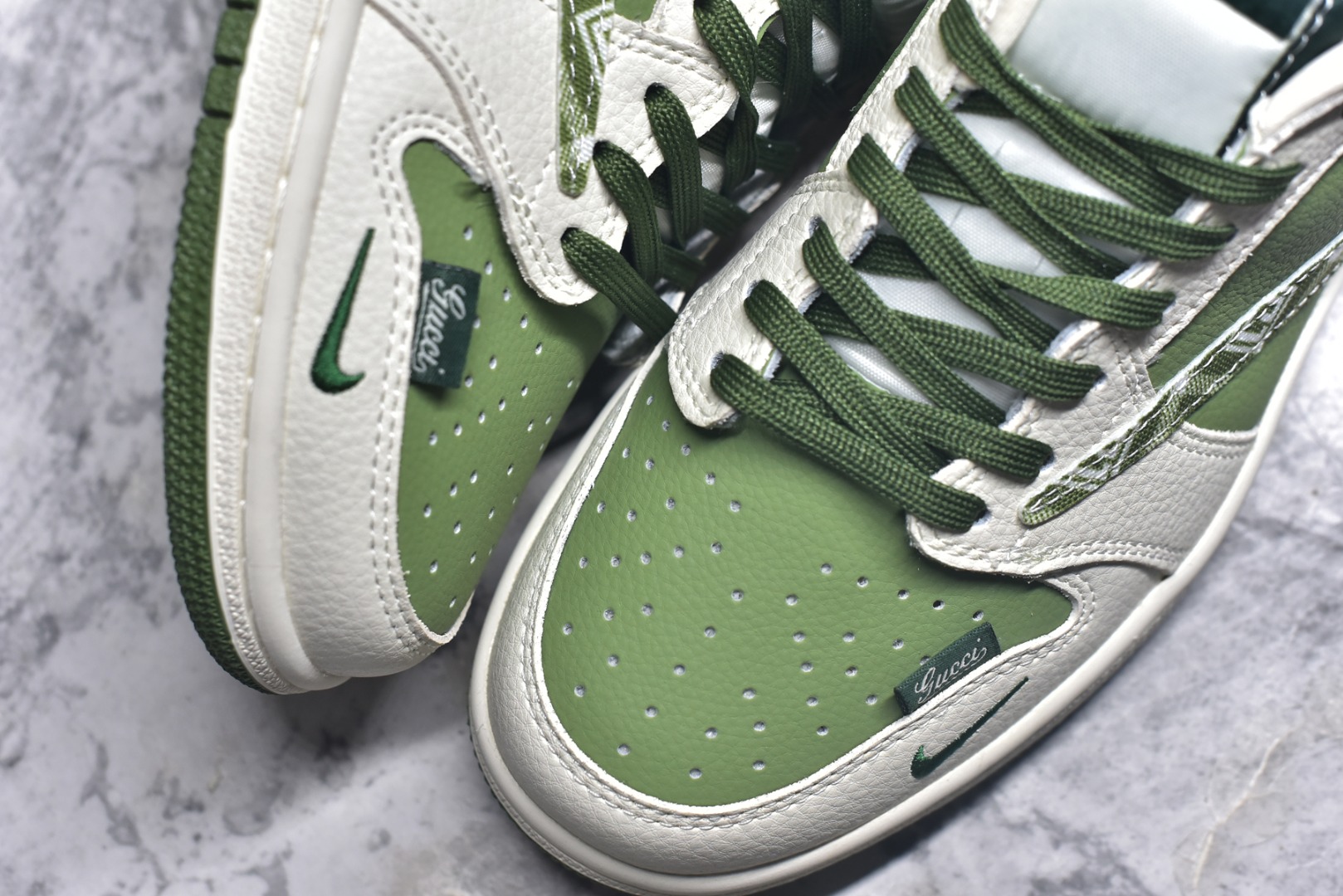 图片[8]-#海外爆款限量发售！Travis Scott x Fragment Design x Jordan Air Jordan 1 Low OG SP “古驰联名——米绿方格” 多方联名合作融合了Travi翻毛蓝勾s Scott 独特的音乐风格，藤原浩个性的设计风格以及Jordan品牌的经典元素 使其成为一双具有独特身份和价值的鞋子 清新而立体的外观加上联名标识更突出了其独特身份 这种配色方案显示出活力和时尚感 在视觉上引人注目 鞋身的质感和细腻的细节处理使其显得高端而格调十足 这款“倒钩”联名是设计与创意完美结合 融合多方的个性风格是一款备受瞩目的潮流鞋款 低帮休闲板鞋 定制鞋盒 大厂纯原品质出货 超高清洁度 皮料切割干净无任何毛边 细节完美 货号：XS2025-028 尺码：36 36.5 37.5 38 38.5 39 40 40.5 41 42 42.5 43 44 44.5 45-选品中心