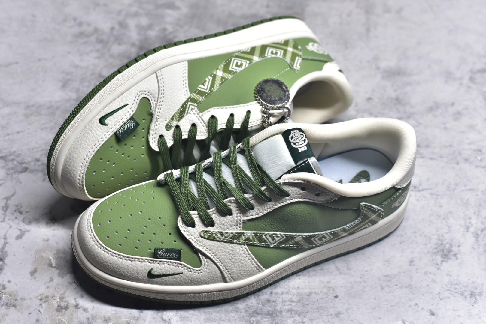 图片[7]-#海外爆款限量发售！Travis Scott x Fragment Design x Jordan Air Jordan 1 Low OG SP “古驰联名——米绿方格” 多方联名合作融合了Travi翻毛蓝勾s Scott 独特的音乐风格，藤原浩个性的设计风格以及Jordan品牌的经典元素 使其成为一双具有独特身份和价值的鞋子 清新而立体的外观加上联名标识更突出了其独特身份 这种配色方案显示出活力和时尚感 在视觉上引人注目 鞋身的质感和细腻的细节处理使其显得高端而格调十足 这款“倒钩”联名是设计与创意完美结合 融合多方的个性风格是一款备受瞩目的潮流鞋款 低帮休闲板鞋 定制鞋盒 大厂纯原品质出货 超高清洁度 皮料切割干净无任何毛边 细节完美 货号：XS2025-028 尺码：36 36.5 37.5 38 38.5 39 40 40.5 41 42 42.5 43 44 44.5 45-选品中心