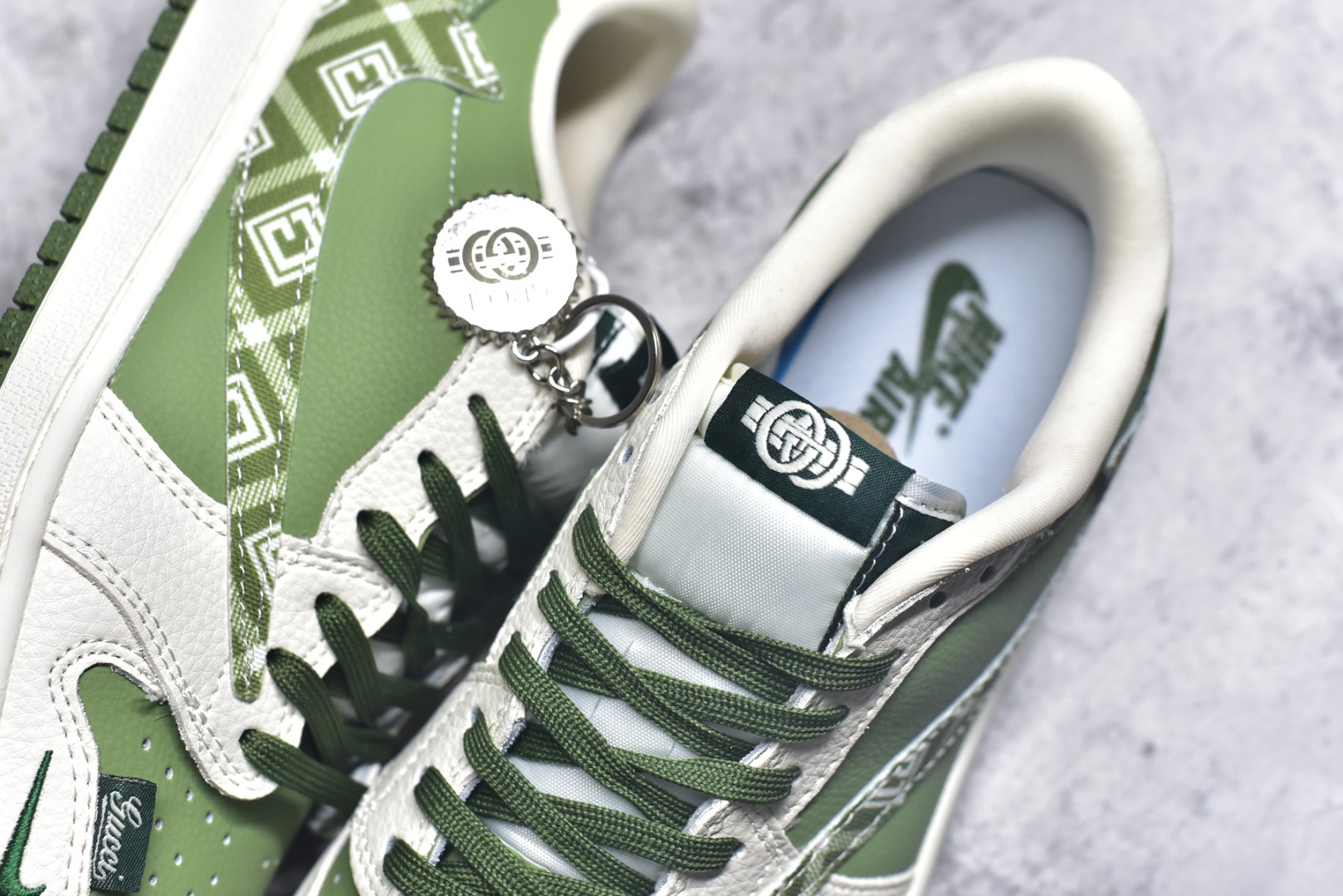 图片[9]-#海外爆款限量发售！Travis Scott x Fragment Design x Jordan Air Jordan 1 Low OG SP “古驰联名——米绿方格” 多方联名合作融合了Travi翻毛蓝勾s Scott 独特的音乐风格，藤原浩个性的设计风格以及Jordan品牌的经典元素 使其成为一双具有独特身份和价值的鞋子 清新而立体的外观加上联名标识更突出了其独特身份 这种配色方案显示出活力和时尚感 在视觉上引人注目 鞋身的质感和细腻的细节处理使其显得高端而格调十足 这款“倒钩”联名是设计与创意完美结合 融合多方的个性风格是一款备受瞩目的潮流鞋款 低帮休闲板鞋 定制鞋盒 大厂纯原品质出货 超高清洁度 皮料切割干净无任何毛边 细节完美 货号：XS2025-028 尺码：36 36.5 37.5 38 38.5 39 40 40.5 41 42 42.5 43 44 44.5 45-选品中心