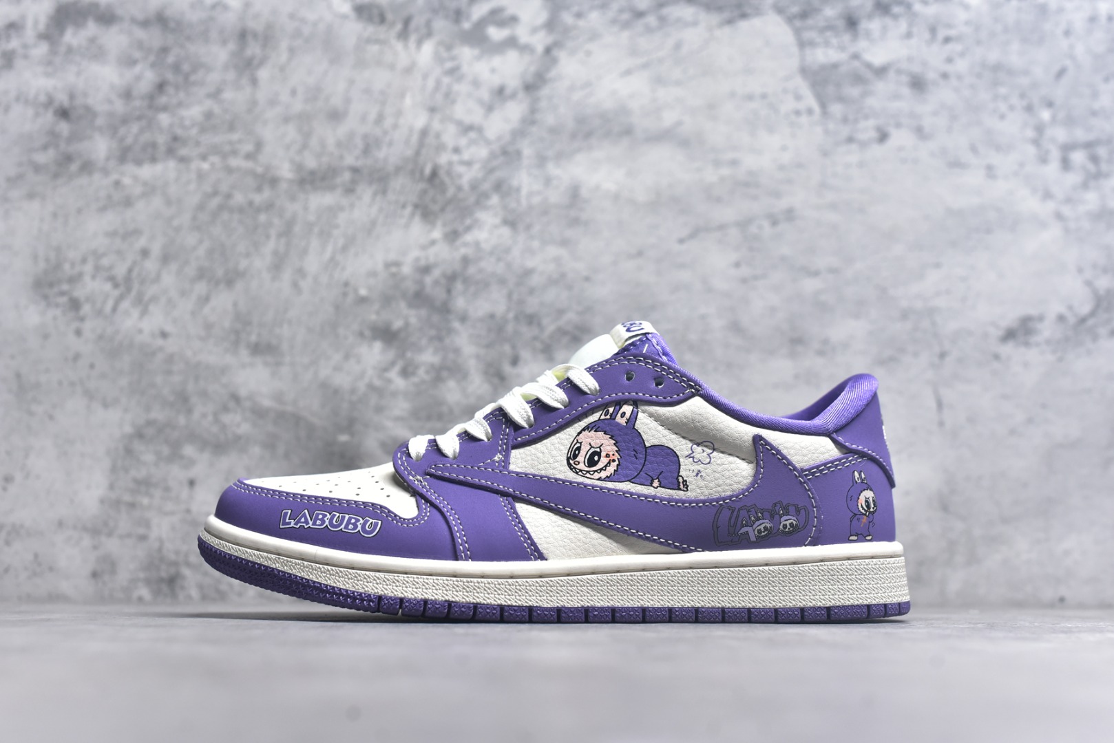 #海外爆款限量发售！ Travis Scott x Jordan 1 Low “Labubu拉布布联名” 高端定制 乔丹倒勾低帮休闲板鞋 大厂纯原品质出货 纯正版型 定制鞋盒 皮料切割干净无任何毛边 细节完美 超高清洁度 货号：DD7866-113 尺码：36 36.5 37.5 38 38.5 39 40 40.5 41 42 42.5 43 44 44.5 45-选品中心