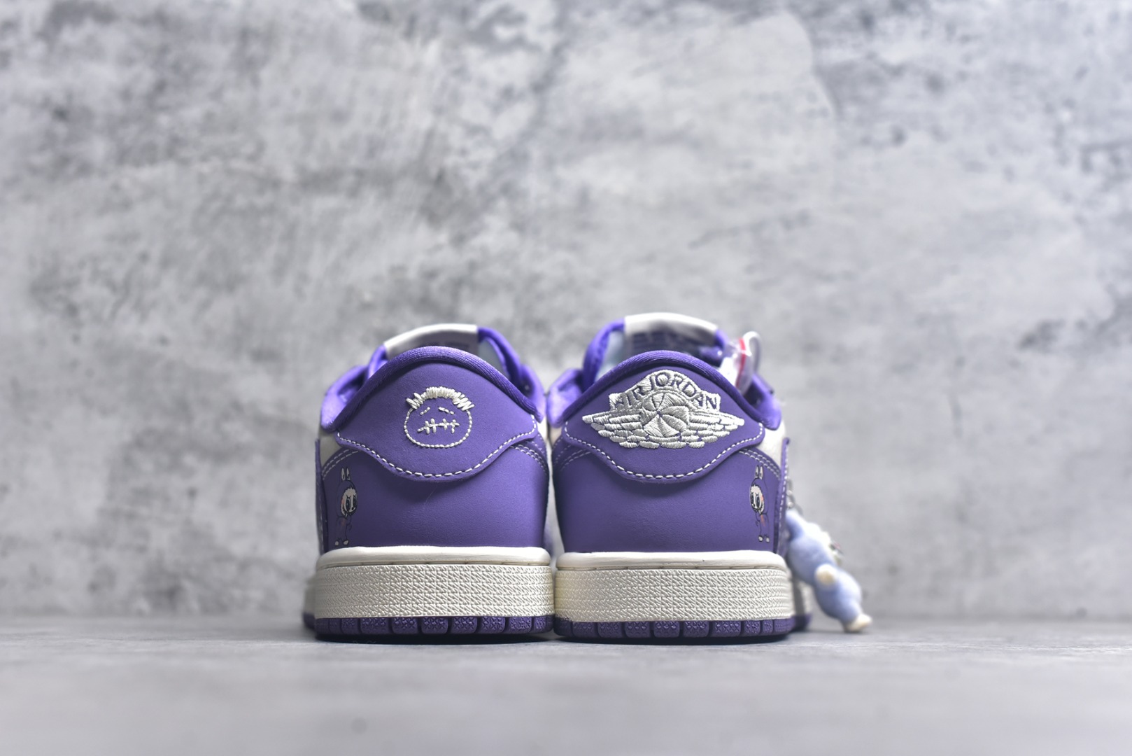 图片[5]-#海外爆款限量发售！ Travis Scott x Jordan 1 Low “Labubu拉布布联名” 高端定制 乔丹倒勾低帮休闲板鞋 大厂纯原品质出货 纯正版型 定制鞋盒 皮料切割干净无任何毛边 细节完美 超高清洁度 货号：DD7866-113 尺码：36 36.5 37.5 38 38.5 39 40 40.5 41 42 42.5 43 44 44.5 45-选品中心