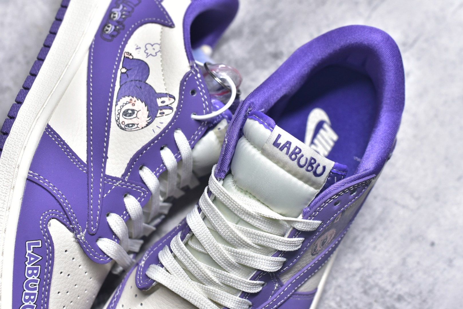 图片[9]-#海外爆款限量发售！ Travis Scott x Jordan 1 Low “Labubu拉布布联名” 高端定制 乔丹倒勾低帮休闲板鞋 大厂纯原品质出货 纯正版型 定制鞋盒 皮料切割干净无任何毛边 细节完美 超高清洁度 货号：DD7866-113 尺码：36 36.5 37.5 38 38.5 39 40 40.5 41 42 42.5 43 44 44.5 45-选品中心