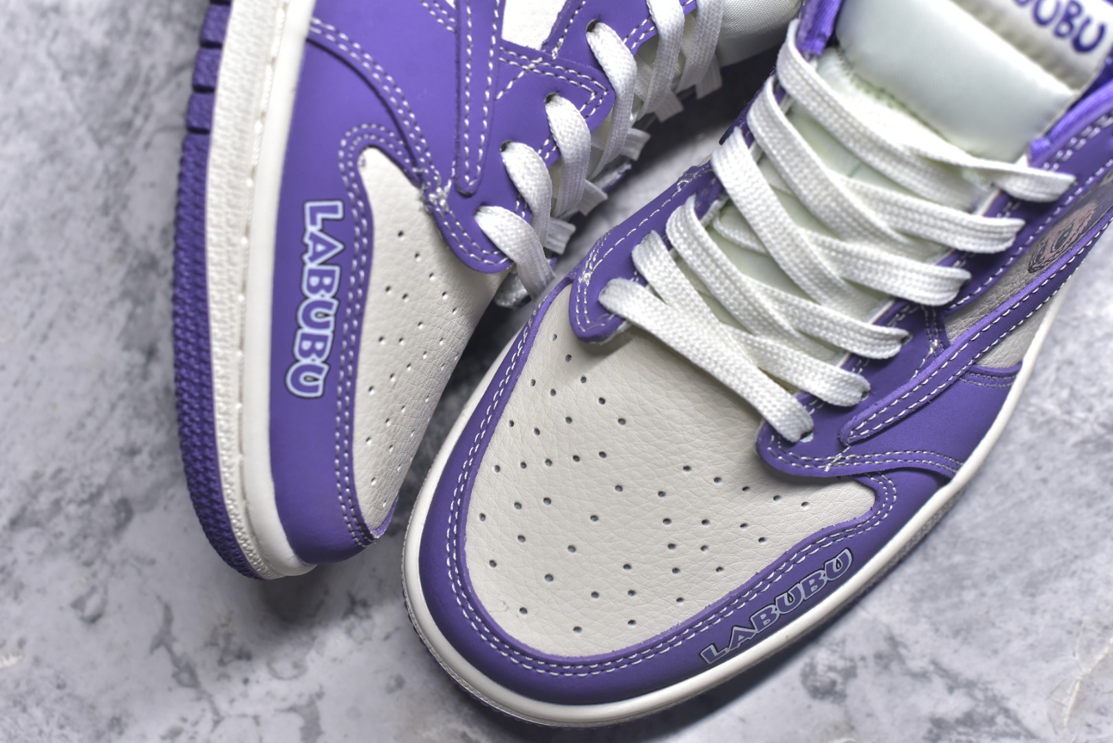 图片[8]-#海外爆款限量发售！ Travis Scott x Jordan 1 Low “Labubu拉布布联名” 高端定制 乔丹倒勾低帮休闲板鞋 大厂纯原品质出货 纯正版型 定制鞋盒 皮料切割干净无任何毛边 细节完美 超高清洁度 货号：DD7866-113 尺码：36 36.5 37.5 38 38.5 39 40 40.5 41 42 42.5 43 44 44.5 45-选品中心