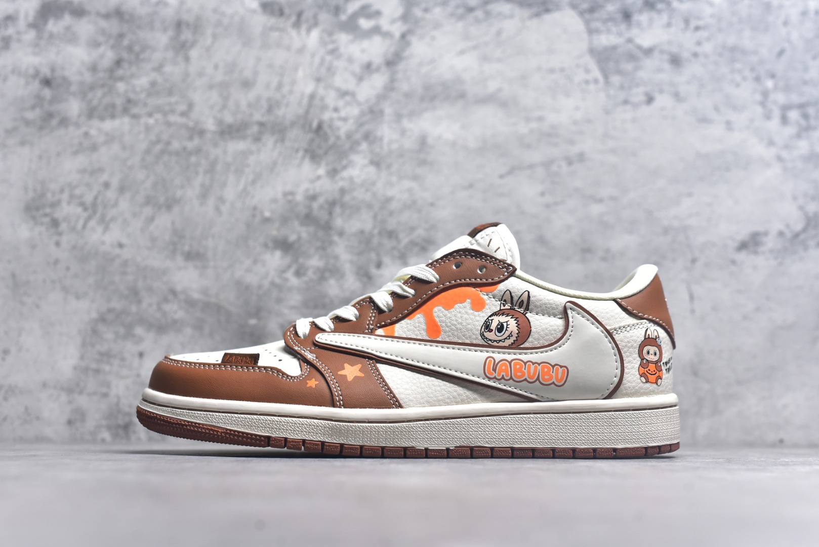 #海外爆款限量发售！Travis Scott x Fragment Design x Jordan Air Jordan 1 Low OG SP “棕泼墨拉布布” 多方联名合作融合了Travi翻毛蓝勾s Scott 独特的音乐风格，藤原浩个性的设计风格以及Jordan品牌的经典元素 使其成为一双具有独特身份和价值的鞋子 清新而立体的外观加上联名标识更突出了其独特身份 这种配色方案显示出活力和时尚感 在视觉上引人注目 鞋身的质感和细腻的细节处理使其显得高端而格调十足 这款“倒钩”联名是设计与创意完美结合 融合多方的个性风格是一款备受瞩目的潮流鞋款 低帮休闲板鞋 定制鞋盒 大厂纯原品质出货 超高清洁度 皮料切割干净无任何毛边 细节完美 货号：DZ5899-020 尺码：36 36.5 37.5 38 38.5 39 40 40.5 41 42 42.5 43 44 44.5 45-选品中心