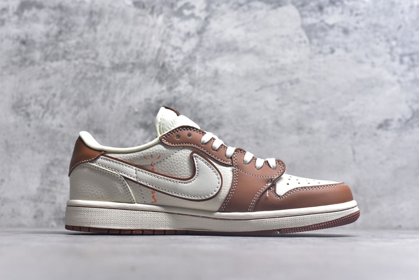 图片[3]-#海外爆款限量发售！Travis Scott x Fragment Design x Jordan Air Jordan 1 Low OG SP “棕泼墨拉布布” 多方联名合作融合了Travi翻毛蓝勾s Scott 独特的音乐风格，藤原浩个性的设计风格以及Jordan品牌的经典元素 使其成为一双具有独特身份和价值的鞋子 清新而立体的外观加上联名标识更突出了其独特身份 这种配色方案显示出活力和时尚感 在视觉上引人注目 鞋身的质感和细腻的细节处理使其显得高端而格调十足 这款“倒钩”联名是设计与创意完美结合 融合多方的个性风格是一款备受瞩目的潮流鞋款 低帮休闲板鞋 定制鞋盒 大厂纯原品质出货 超高清洁度 皮料切割干净无任何毛边 细节完美 货号：DZ5899-020 尺码：36 36.5 37.5 38 38.5 39 40 40.5 41 42 42.5 43 44 44.5 45-选品中心
