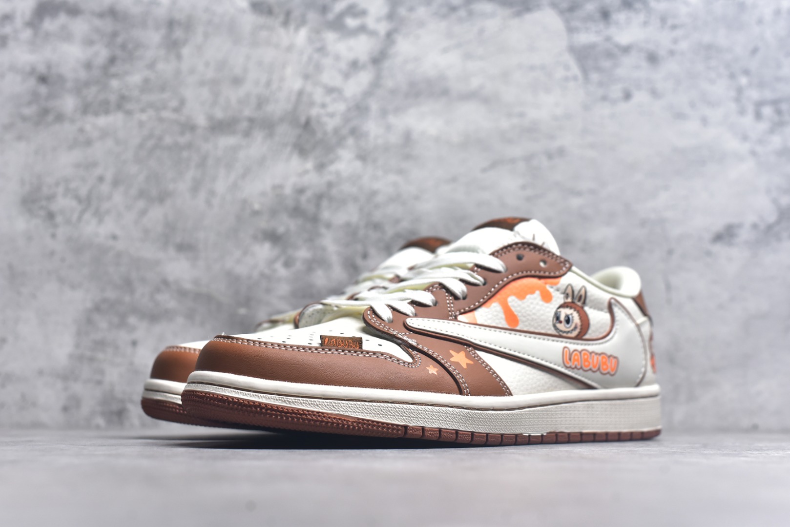 图片[2]-#海外爆款限量发售！Travis Scott x Fragment Design x Jordan Air Jordan 1 Low OG SP “棕泼墨拉布布” 多方联名合作融合了Travi翻毛蓝勾s Scott 独特的音乐风格，藤原浩个性的设计风格以及Jordan品牌的经典元素 使其成为一双具有独特身份和价值的鞋子 清新而立体的外观加上联名标识更突出了其独特身份 这种配色方案显示出活力和时尚感 在视觉上引人注目 鞋身的质感和细腻的细节处理使其显得高端而格调十足 这款“倒钩”联名是设计与创意完美结合 融合多方的个性风格是一款备受瞩目的潮流鞋款 低帮休闲板鞋 定制鞋盒 大厂纯原品质出货 超高清洁度 皮料切割干净无任何毛边 细节完美 货号：DZ5899-020 尺码：36 36.5 37.5 38 38.5 39 40 40.5 41 42 42.5 43 44 44.5 45-选品中心