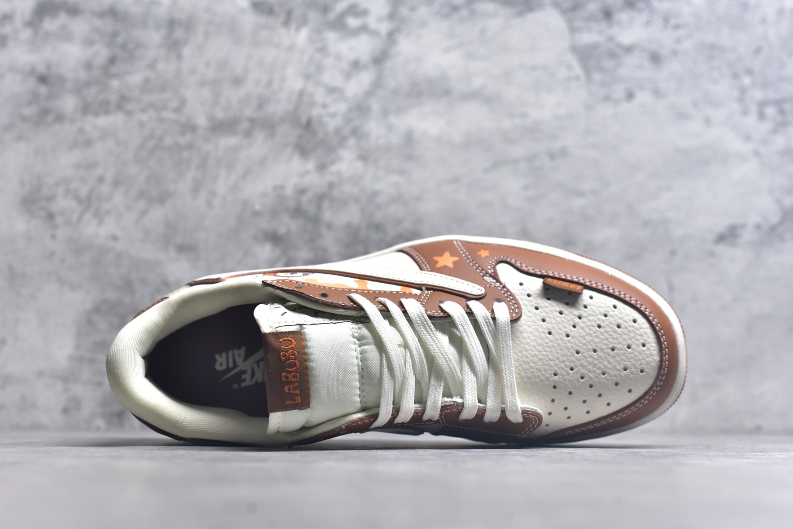 图片[4]-#海外爆款限量发售！Travis Scott x Fragment Design x Jordan Air Jordan 1 Low OG SP “棕泼墨拉布布” 多方联名合作融合了Travi翻毛蓝勾s Scott 独特的音乐风格，藤原浩个性的设计风格以及Jordan品牌的经典元素 使其成为一双具有独特身份和价值的鞋子 清新而立体的外观加上联名标识更突出了其独特身份 这种配色方案显示出活力和时尚感 在视觉上引人注目 鞋身的质感和细腻的细节处理使其显得高端而格调十足 这款“倒钩”联名是设计与创意完美结合 融合多方的个性风格是一款备受瞩目的潮流鞋款 低帮休闲板鞋 定制鞋盒 大厂纯原品质出货 超高清洁度 皮料切割干净无任何毛边 细节完美 货号：DZ5899-020 尺码：36 36.5 37.5 38 38.5 39 40 40.5 41 42 42.5 43 44 44.5 45-选品中心