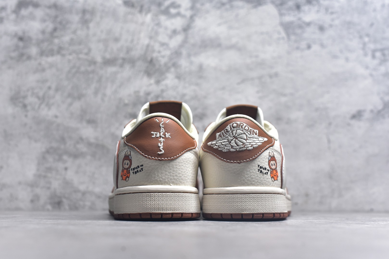 图片[5]-#海外爆款限量发售！Travis Scott x Fragment Design x Jordan Air Jordan 1 Low OG SP “棕泼墨拉布布” 多方联名合作融合了Travi翻毛蓝勾s Scott 独特的音乐风格，藤原浩个性的设计风格以及Jordan品牌的经典元素 使其成为一双具有独特身份和价值的鞋子 清新而立体的外观加上联名标识更突出了其独特身份 这种配色方案显示出活力和时尚感 在视觉上引人注目 鞋身的质感和细腻的细节处理使其显得高端而格调十足 这款“倒钩”联名是设计与创意完美结合 融合多方的个性风格是一款备受瞩目的潮流鞋款 低帮休闲板鞋 定制鞋盒 大厂纯原品质出货 超高清洁度 皮料切割干净无任何毛边 细节完美 货号：DZ5899-020 尺码：36 36.5 37.5 38 38.5 39 40 40.5 41 42 42.5 43 44 44.5 45-选品中心
