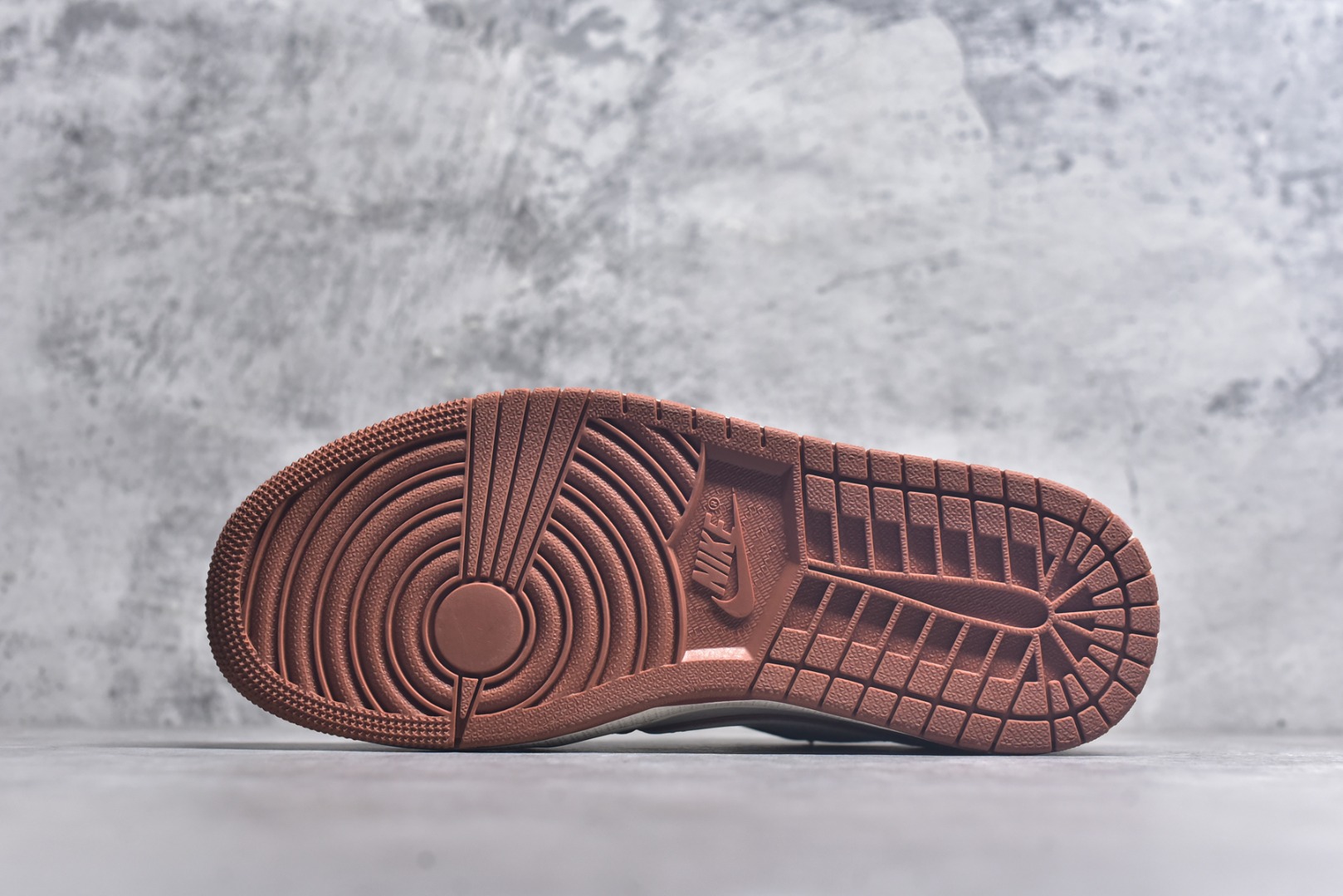 图片[6]-#海外爆款限量发售！Travis Scott x Fragment Design x Jordan Air Jordan 1 Low OG SP “棕泼墨拉布布” 多方联名合作融合了Travi翻毛蓝勾s Scott 独特的音乐风格，藤原浩个性的设计风格以及Jordan品牌的经典元素 使其成为一双具有独特身份和价值的鞋子 清新而立体的外观加上联名标识更突出了其独特身份 这种配色方案显示出活力和时尚感 在视觉上引人注目 鞋身的质感和细腻的细节处理使其显得高端而格调十足 这款“倒钩”联名是设计与创意完美结合 融合多方的个性风格是一款备受瞩目的潮流鞋款 低帮休闲板鞋 定制鞋盒 大厂纯原品质出货 超高清洁度 皮料切割干净无任何毛边 细节完美 货号：DZ5899-020 尺码：36 36.5 37.5 38 38.5 39 40 40.5 41 42 42.5 43 44 44.5 45-选品中心