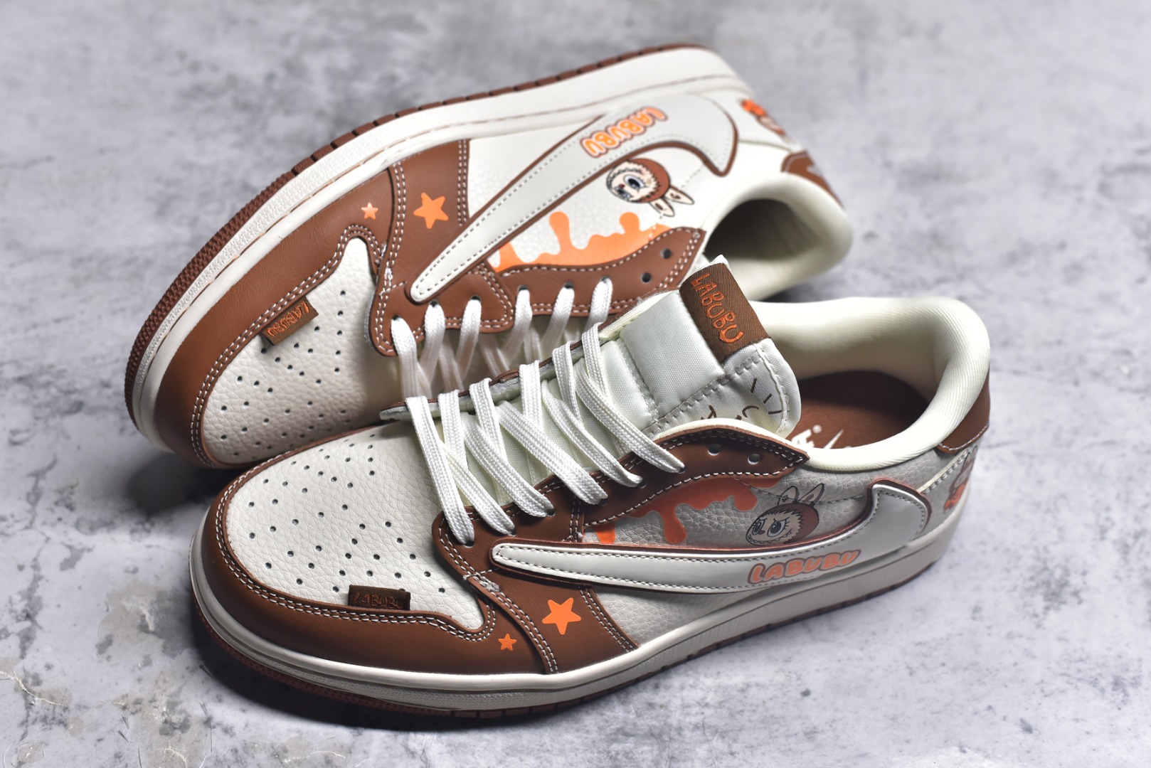 图片[7]-#海外爆款限量发售！Travis Scott x Fragment Design x Jordan Air Jordan 1 Low OG SP “棕泼墨拉布布” 多方联名合作融合了Travi翻毛蓝勾s Scott 独特的音乐风格，藤原浩个性的设计风格以及Jordan品牌的经典元素 使其成为一双具有独特身份和价值的鞋子 清新而立体的外观加上联名标识更突出了其独特身份 这种配色方案显示出活力和时尚感 在视觉上引人注目 鞋身的质感和细腻的细节处理使其显得高端而格调十足 这款“倒钩”联名是设计与创意完美结合 融合多方的个性风格是一款备受瞩目的潮流鞋款 低帮休闲板鞋 定制鞋盒 大厂纯原品质出货 超高清洁度 皮料切割干净无任何毛边 细节完美 货号：DZ5899-020 尺码：36 36.5 37.5 38 38.5 39 40 40.5 41 42 42.5 43 44 44.5 45-选品中心