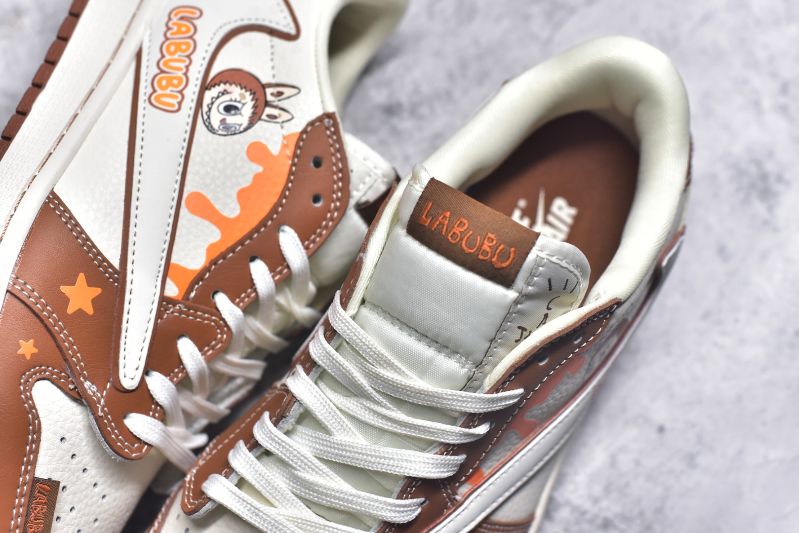 图片[9]-#海外爆款限量发售！Travis Scott x Fragment Design x Jordan Air Jordan 1 Low OG SP “棕泼墨拉布布” 多方联名合作融合了Travi翻毛蓝勾s Scott 独特的音乐风格，藤原浩个性的设计风格以及Jordan品牌的经典元素 使其成为一双具有独特身份和价值的鞋子 清新而立体的外观加上联名标识更突出了其独特身份 这种配色方案显示出活力和时尚感 在视觉上引人注目 鞋身的质感和细腻的细节处理使其显得高端而格调十足 这款“倒钩”联名是设计与创意完美结合 融合多方的个性风格是一款备受瞩目的潮流鞋款 低帮休闲板鞋 定制鞋盒 大厂纯原品质出货 超高清洁度 皮料切割干净无任何毛边 细节完美 货号：DZ5899-020 尺码：36 36.5 37.5 38 38.5 39 40 40.5 41 42 42.5 43 44 44.5 45-选品中心