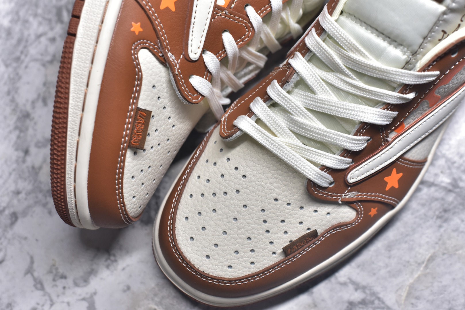 图片[8]-#海外爆款限量发售！Travis Scott x Fragment Design x Jordan Air Jordan 1 Low OG SP “棕泼墨拉布布” 多方联名合作融合了Travi翻毛蓝勾s Scott 独特的音乐风格，藤原浩个性的设计风格以及Jordan品牌的经典元素 使其成为一双具有独特身份和价值的鞋子 清新而立体的外观加上联名标识更突出了其独特身份 这种配色方案显示出活力和时尚感 在视觉上引人注目 鞋身的质感和细腻的细节处理使其显得高端而格调十足 这款“倒钩”联名是设计与创意完美结合 融合多方的个性风格是一款备受瞩目的潮流鞋款 低帮休闲板鞋 定制鞋盒 大厂纯原品质出货 超高清洁度 皮料切割干净无任何毛边 细节完美 货号：DZ5899-020 尺码：36 36.5 37.5 38 38.5 39 40 40.5 41 42 42.5 43 44 44.5 45-选品中心