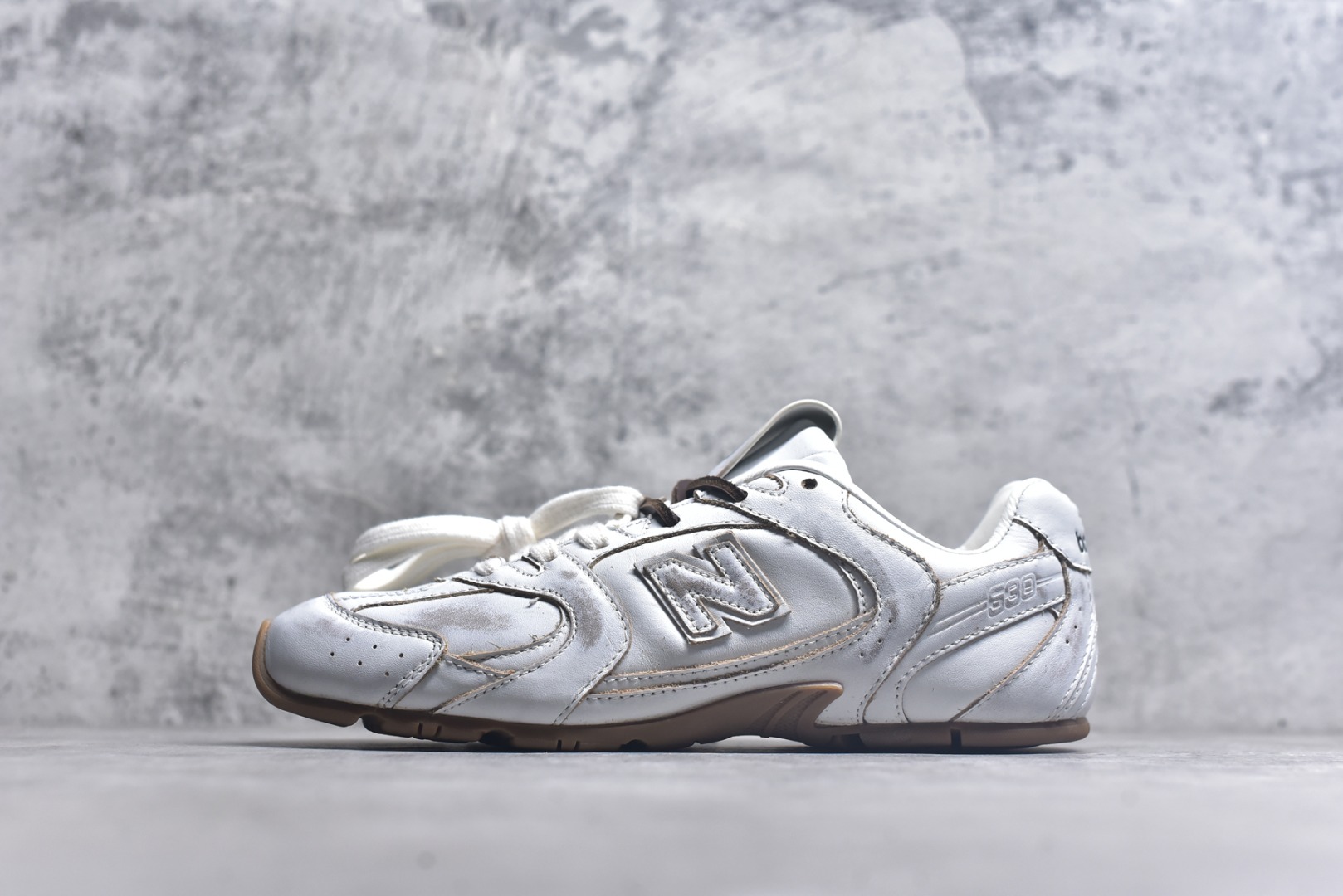 #MiuMiu&NB•联名款新色上新 美拉德配色德训鞋运动鞋miumiu&nb530最新款新色上新！特别piu亮的银色渡边设计！经典的网面拼接皮面设计，上脚舒适轻便！一如既往的还原原版大底！三色上新！其中感觉银色最漂亮！谁能不爱亮闪闪呢！很适合春夏哦！透气孔设计不怕闷脚出汗哦！！ 材质：牛皮 内里：透气网 大底：原版定制橡胶大底 尺码：35-44（半）-选品中心