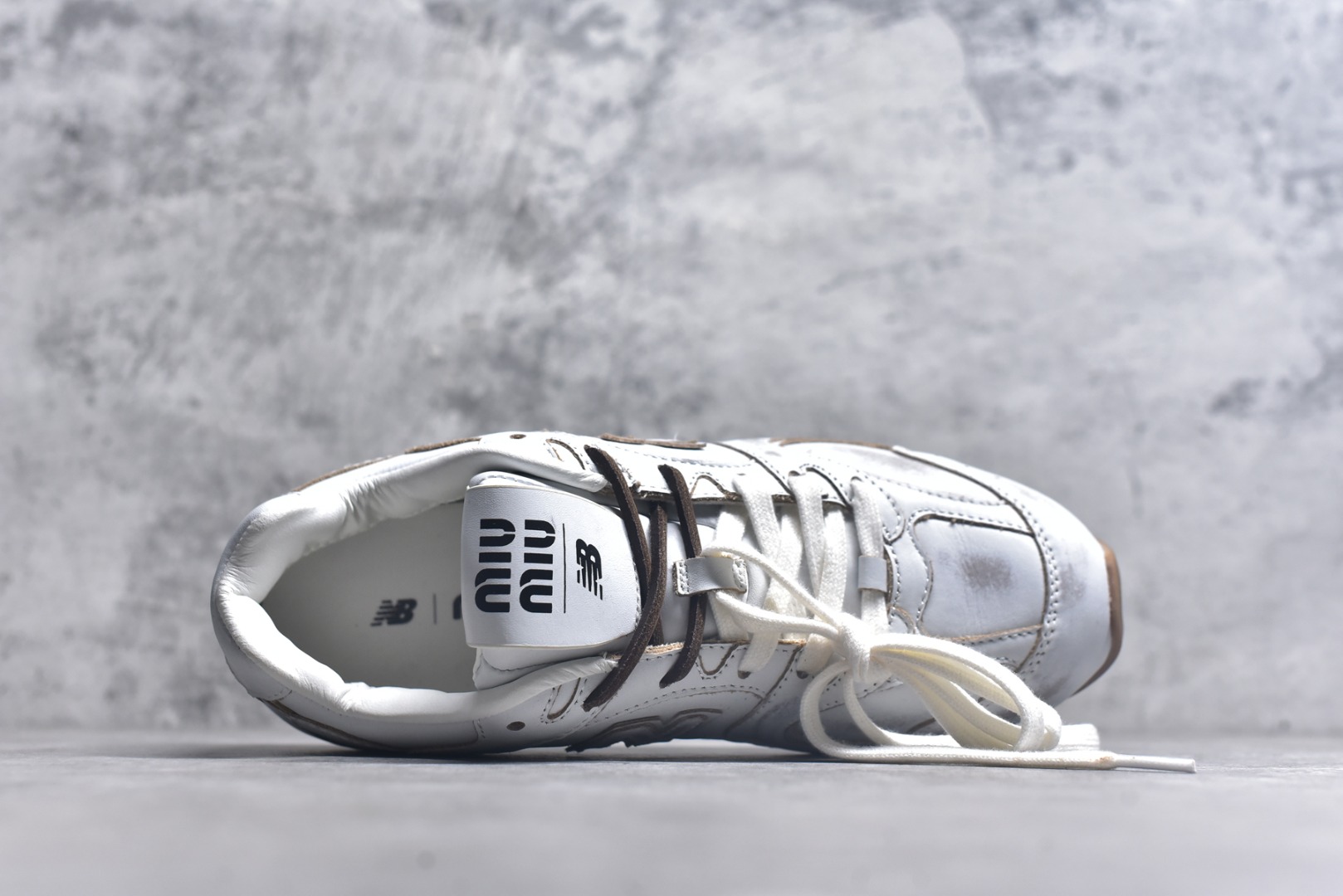 图片[4]-#MiuMiu&NB•联名款新色上新 美拉德配色德训鞋运动鞋miumiu&nb530最新款新色上新！特别piu亮的银色渡边设计！经典的网面拼接皮面设计，上脚舒适轻便！一如既往的还原原版大底！三色上新！其中感觉银色最漂亮！谁能不爱亮闪闪呢！很适合春夏哦！透气孔设计不怕闷脚出汗哦！！ 材质：牛皮 内里：透气网 大底：原版定制橡胶大底 尺码：35-44（半）-选品中心